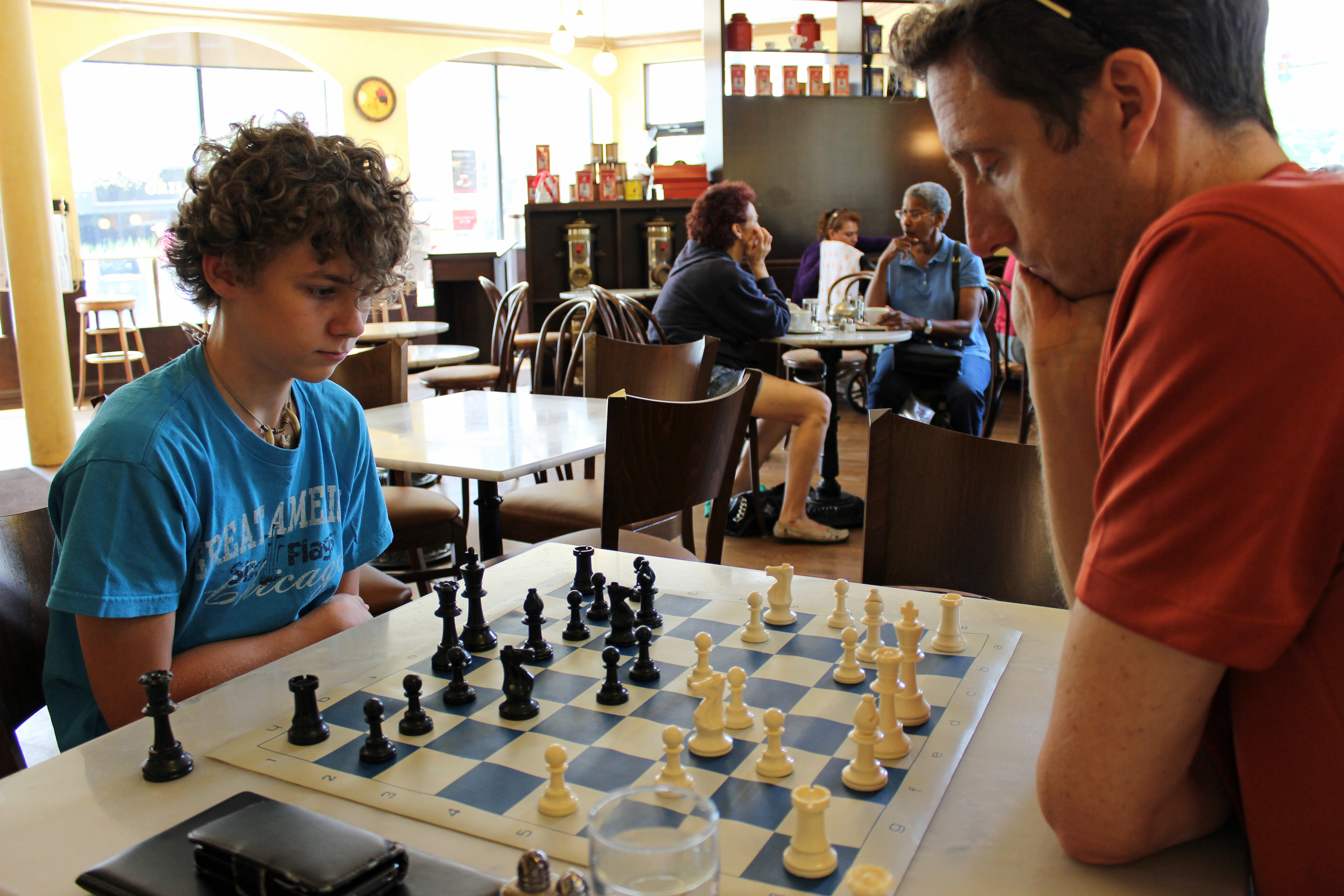 Шахматы играть с людьми со всего света. Антоанета Стефанова шахматы. Человеческие шахматы.
