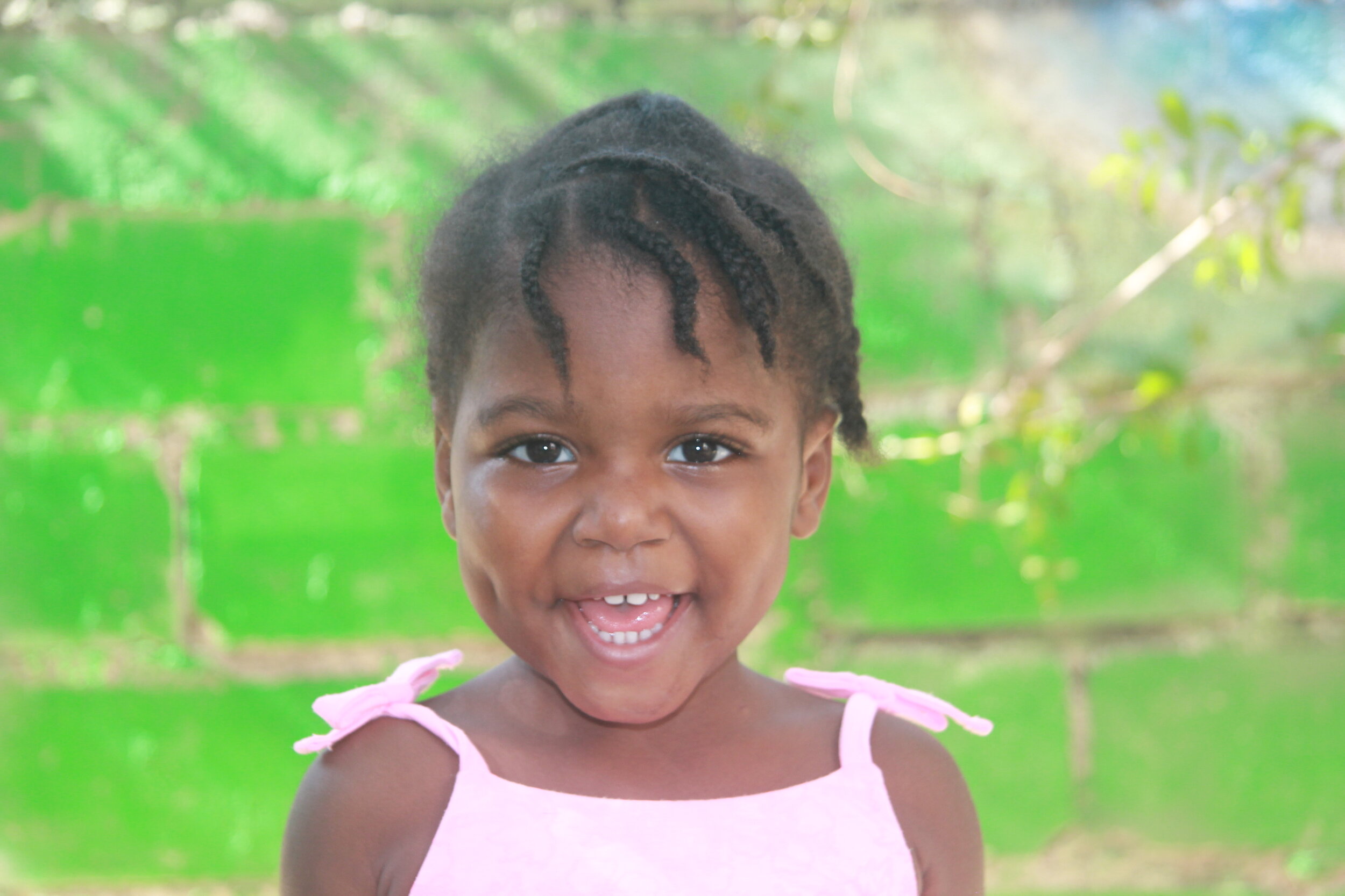  Yoline loves to smile 