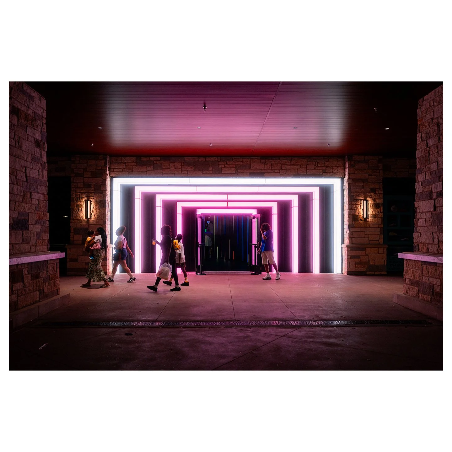 A few snaps from an evening walk.

#neon #snap #travel #leica #streetphotography #nightphotography #urban