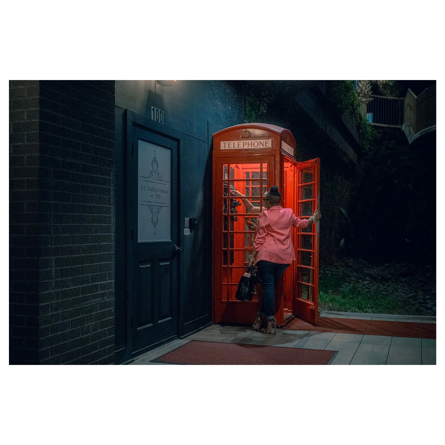 A few ordinary moments.

#speakeasy #streetphotography #night #observation #snap #leica #q #mood