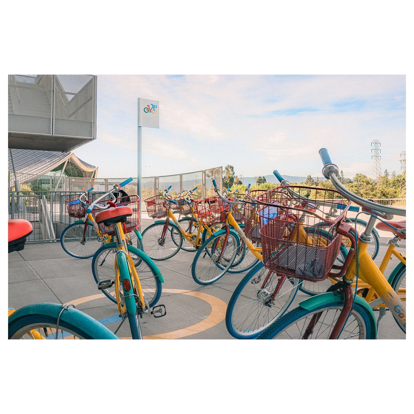 Took a little break to walk around and take some photos.

#walk #daily #bike #google #campus #streetphotography #stilllife #leica #snaps