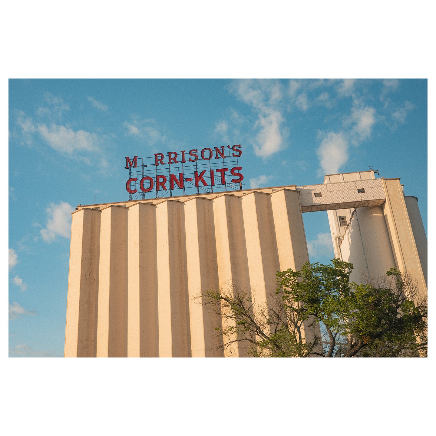 American suburb vibes in old-town North Dallas.

#suburb #streetphotography #architecture #leica #silhouette #oldtown