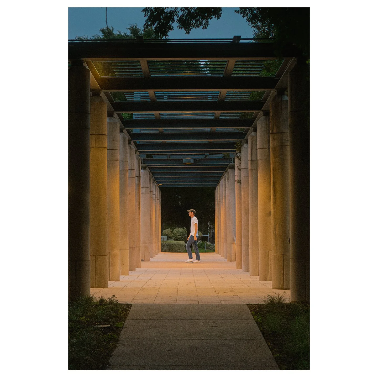 Blue hour in the old town.

#streetphotography #urbanlandscape #leica #bluehour #oldtown #texas