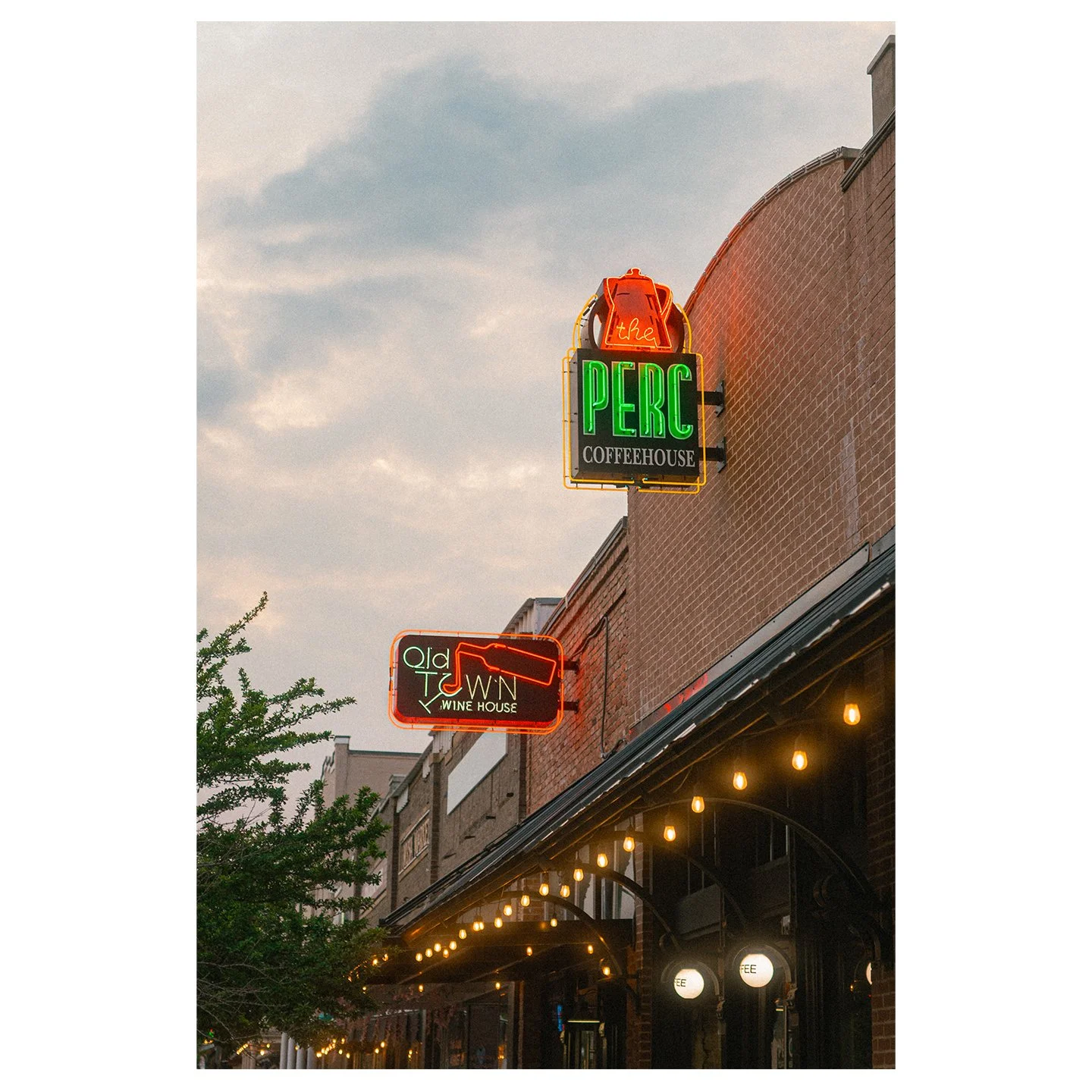 Quiet old town weekend.

#streetphotography #urbanphotography #citytones #colorpalette #leica #downtown