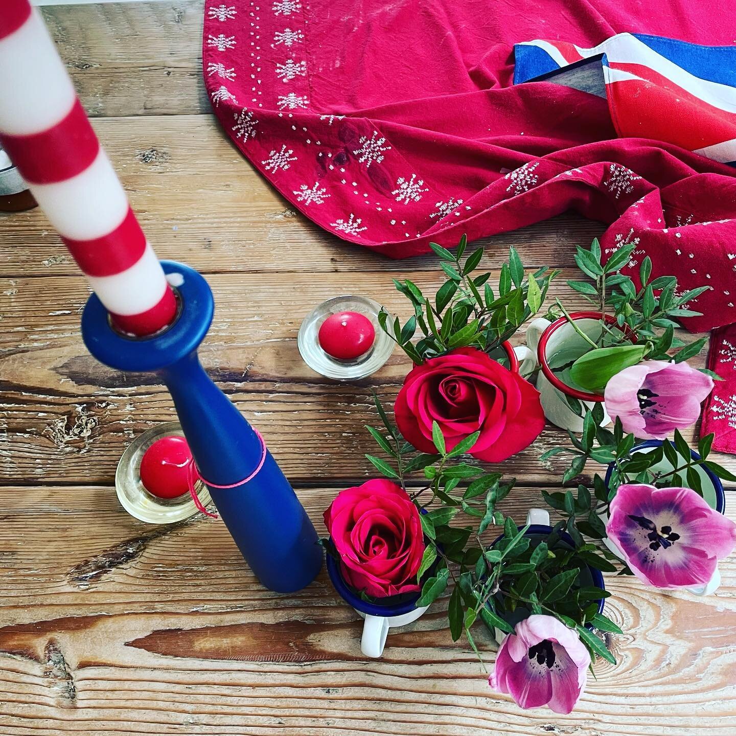 Time to tidy away the tablescape! Mmm good colours for a nice splashy painting &hellip;