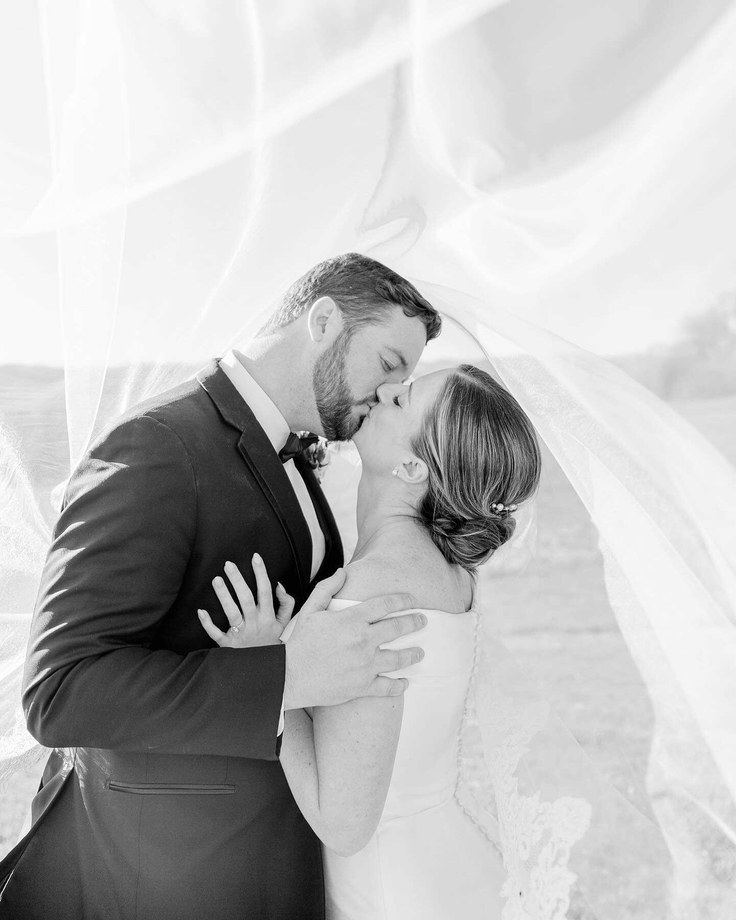 The wind played its part in creating this beautiful veil photo, also the MOH &amp; my husband holding on to it for dear life&hellip;the love/hate relationship I have with nature.
.
.
.
#virginiawedding #virginiaweddingphotographer #virginiaweddings #