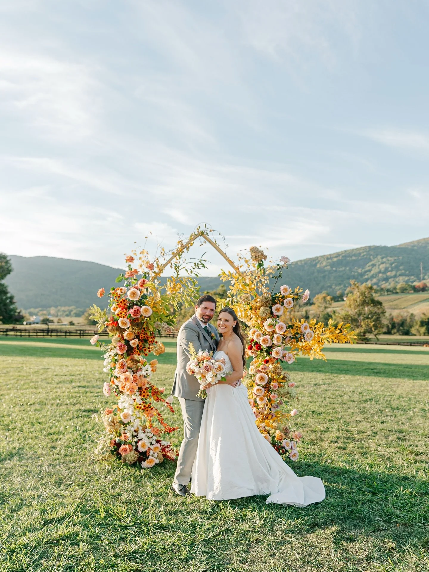 Obsessed with E&J’s stunning fall @kingfamilyweddings. It was a floral DREAM by my fan girl fav @tupelofloralco and @kristin_ridge_events really tied everything together perfectly (as always!) her designs are impeccable🤌🏼 I could live on