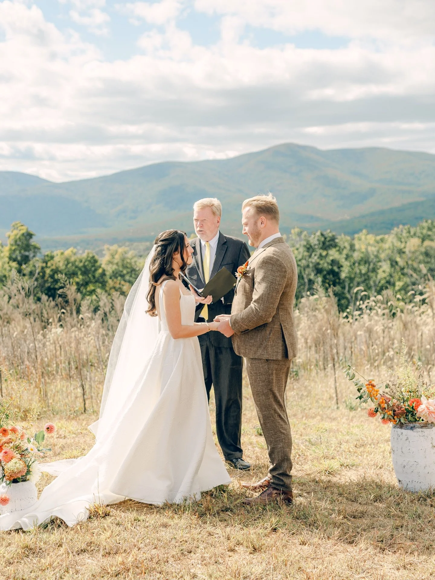 This sweet intimate backyard (with the most epic 360 views of Charlottesville) will remain rent free in my head. The amber colors and boho chic style really elevated the space, it was really a warm and cozy fall vibe with just enough  pops of color (
