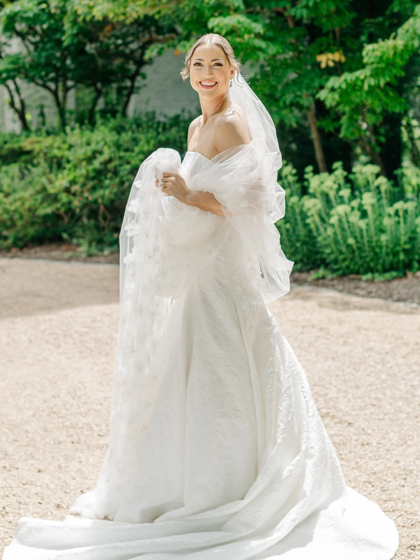 Bridal portraits will always be timeless and classic, plus it&rsquo;s a great way to maximize your dress investment= girl math.
#charlottesvillephotographer #charlottesvillewedding #charlottesvilleweddingphotographer #cvilleweddingphotographer #cvill