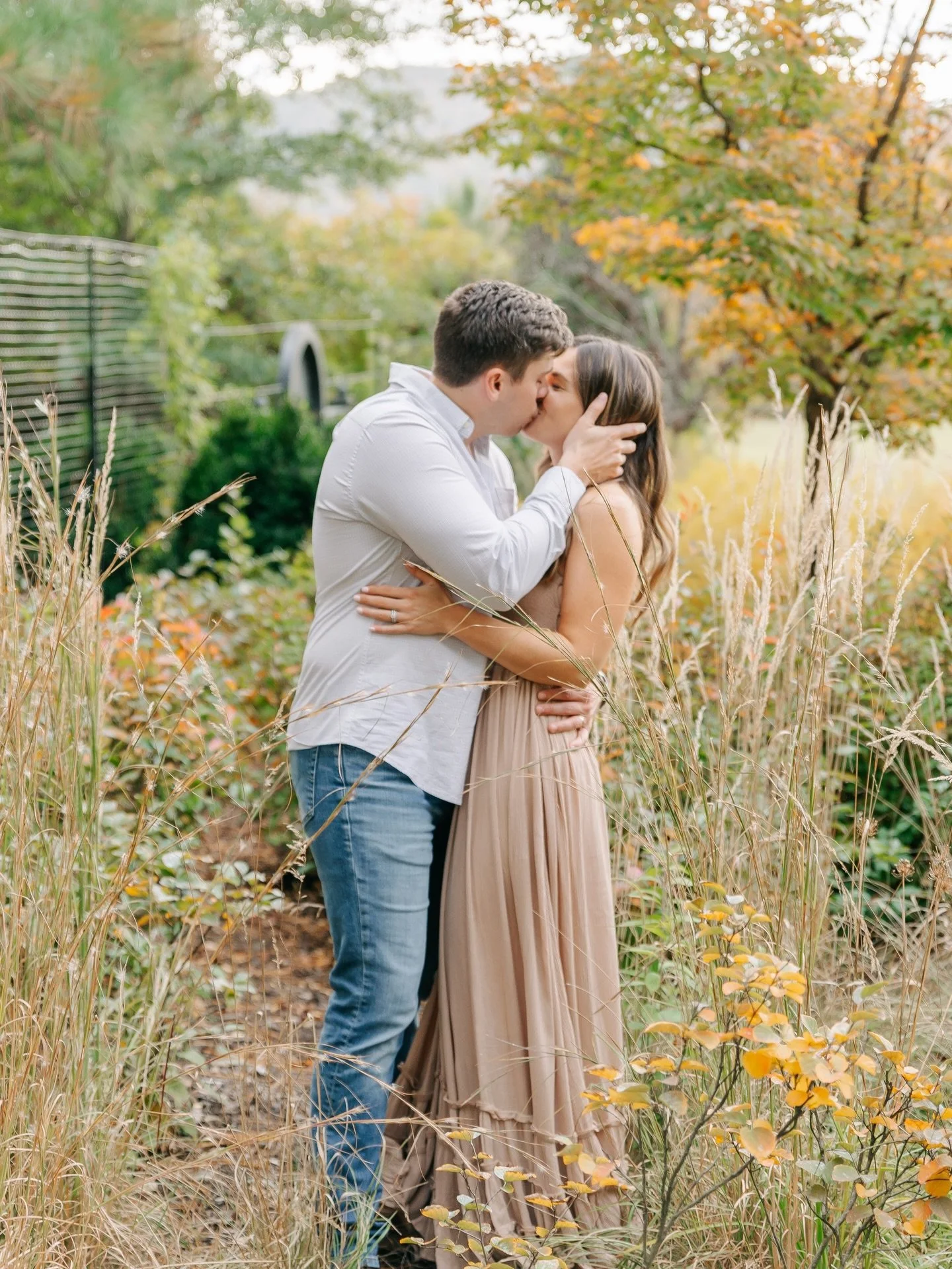 Couples don&rsquo;t book me because I own a camera&hellip;
They book me because they feel something.

They feel calm.
They feel guided.
They feel seen.

They know I&rsquo;ll:
✨ Direct them so they never feel awkward
✨ Capture the quiet in-between mom