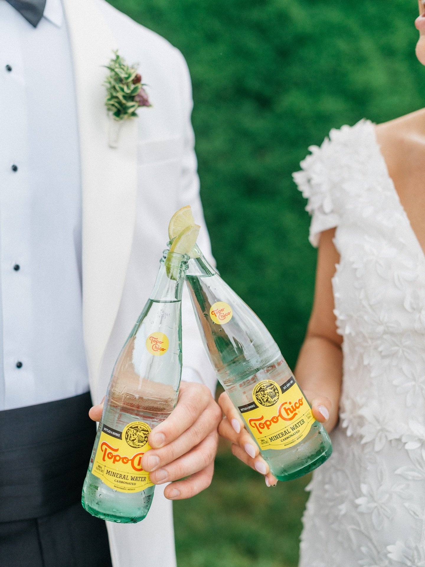 Take me back to explosions of color, beautiful gardens and my ultimate wish: photographing at @pharsalia1814 again. PLEASE. 
#charlottesvilleweddingphotographer #charlottesvillewedding #charlottesvilleweddings #cvilleweddingphotographer #cvilleweddin