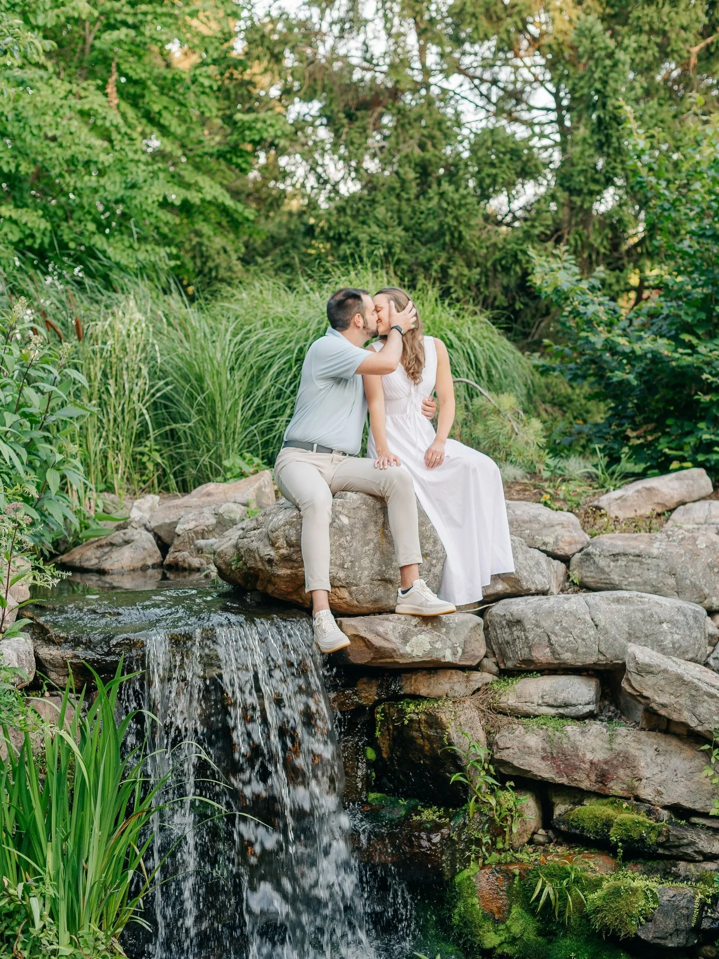 Some campuses are so magical that you end up photographing for two hours until the sun is completely gone&hellip;my favorite place was the ending location: historic house and a magical land bridge, what more could you want?? 

#virginiaweddingphotogr