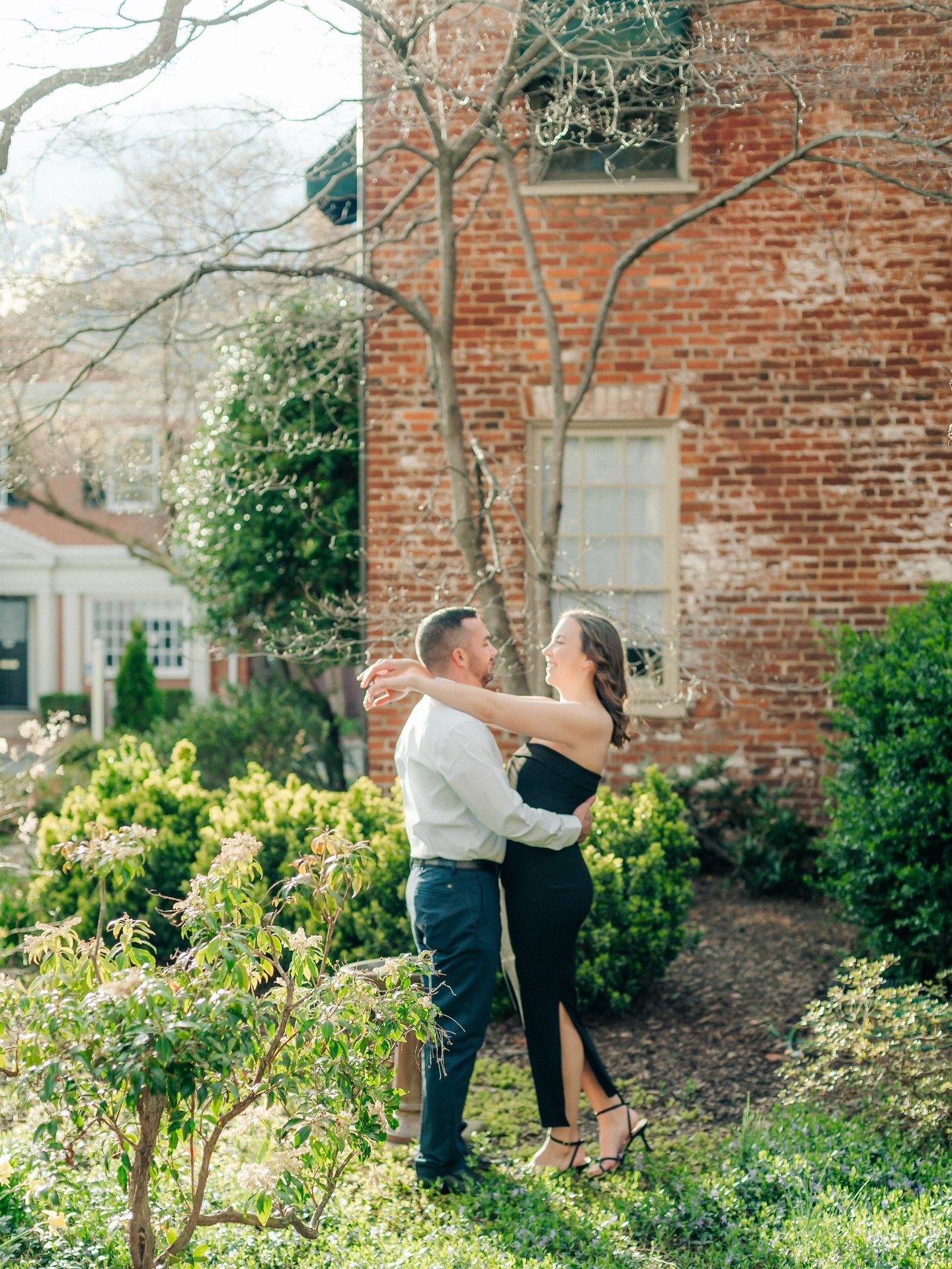 Of course the weather decided to go from 80 to 40 right before their session AND wind wanted to be the main character&hellip;but these two didn&rsquo;t let that happen. Leesburg, thanks for being a cute extra and giving these two a vibe 🫰🏼
#leesbur
