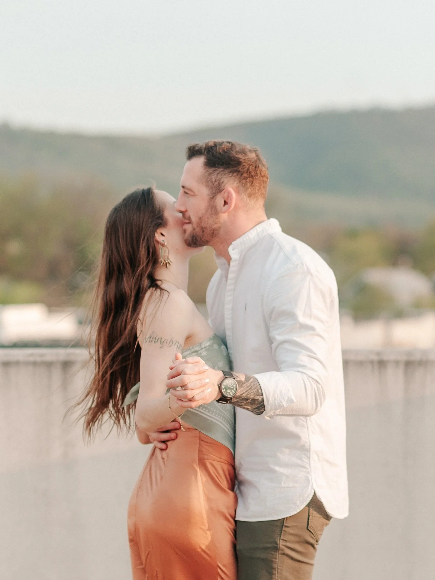 Embracing those golden rays in downtown cville with the most GORGEOUS couple 🥂 can&rsquo;t wait for their Keswick wedding!!
#virginiaweddingphotographer #virginiawedding #charlottesvilleweddingphotographer #charlottesvillewedding #vaweddingphotograp