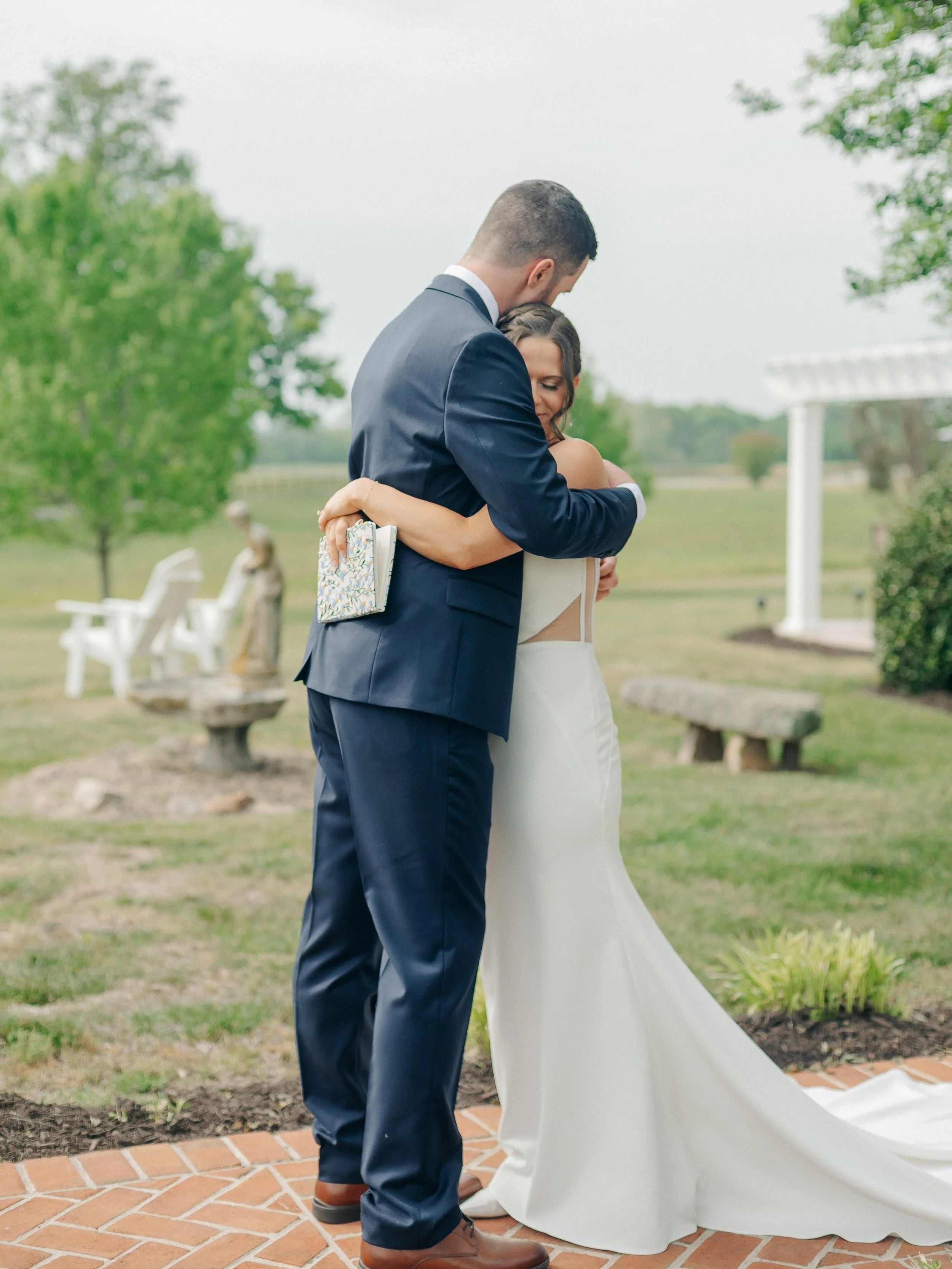 Catching up from the weekend 🥂✨ first up M+Q with their beautiful wedding at @fairviewfarmevents with an incredible team (tagged in the photo!) it *may* have decided to pour down rain on us&hellip;but thankfully I planned ahead, came early and rolle