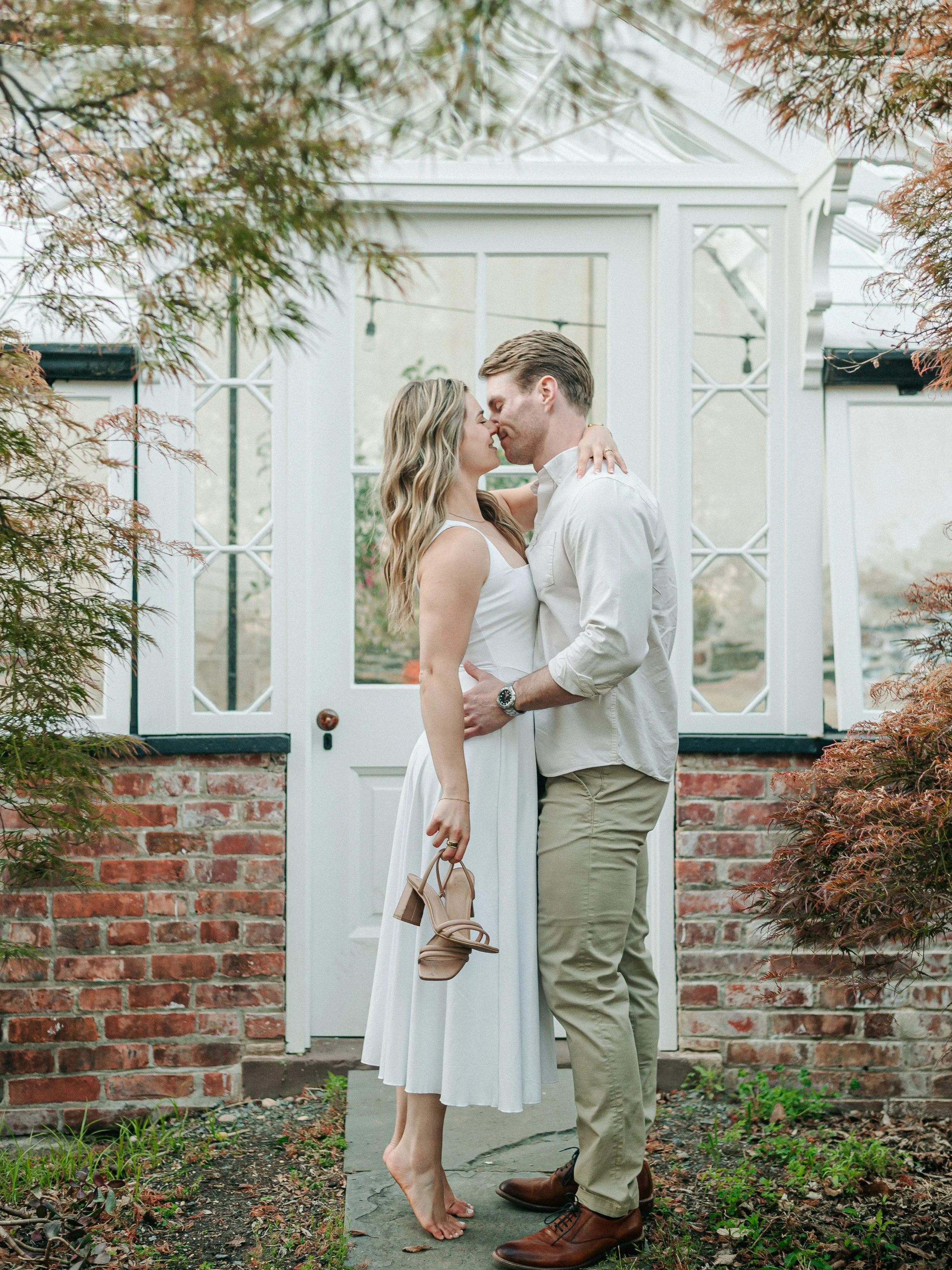 C+R not only did you choose the perfect outfits, but you trusted me when I suggested Oatlands for your engagement ✨🥂 it&rsquo;s the most beautiful, magical place for love stories.
#leesburgweddingphotographer #virginiaweddingphotographer #vaweddingp