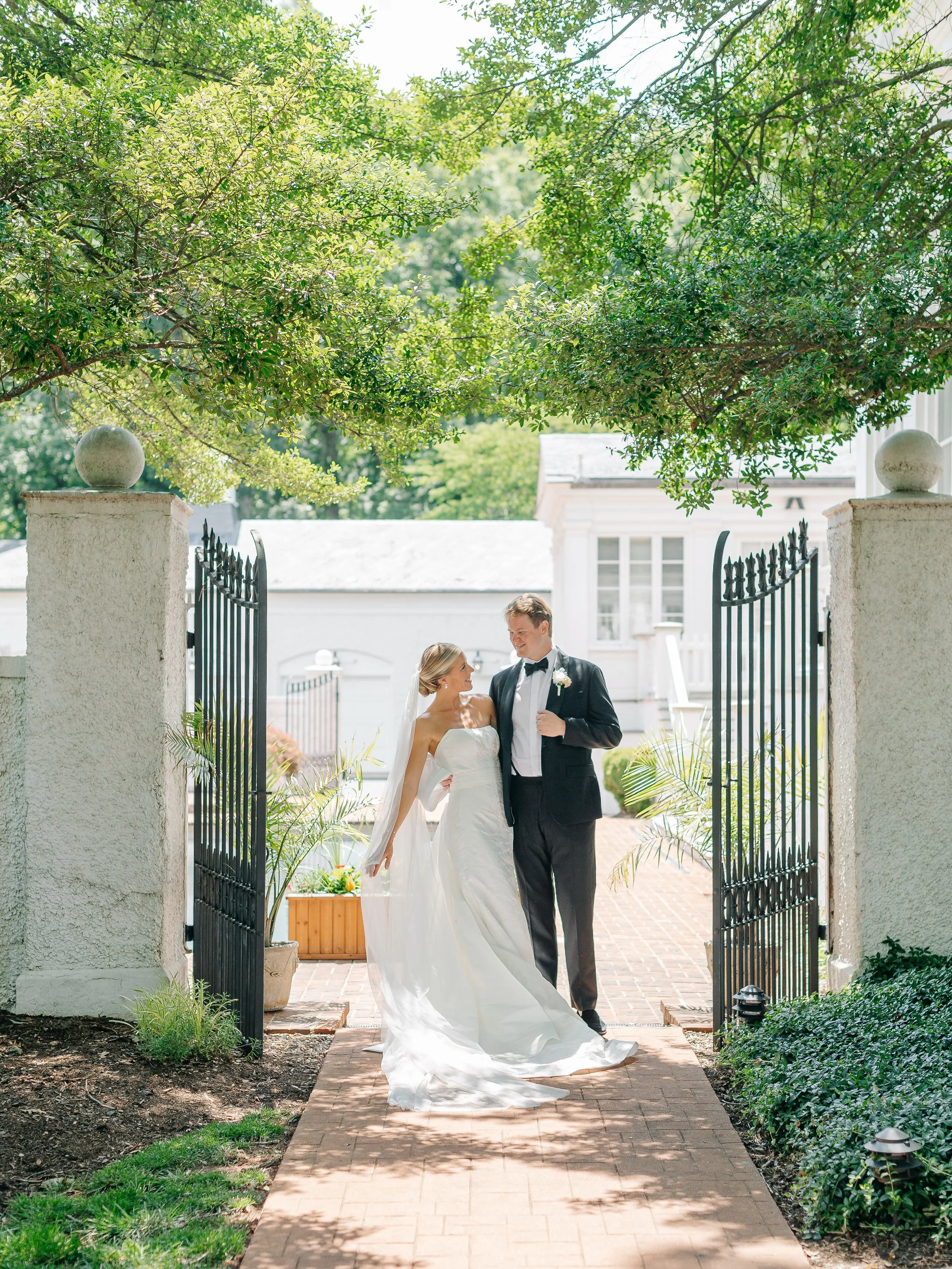 This summer chic soiree at @keswickvineyards tied all these beautiful details into the most perfect bow (just like the one on her dress!). From the little nods to their home in Bermuda to the stunning cocktail hour in the garden and add in homemade h