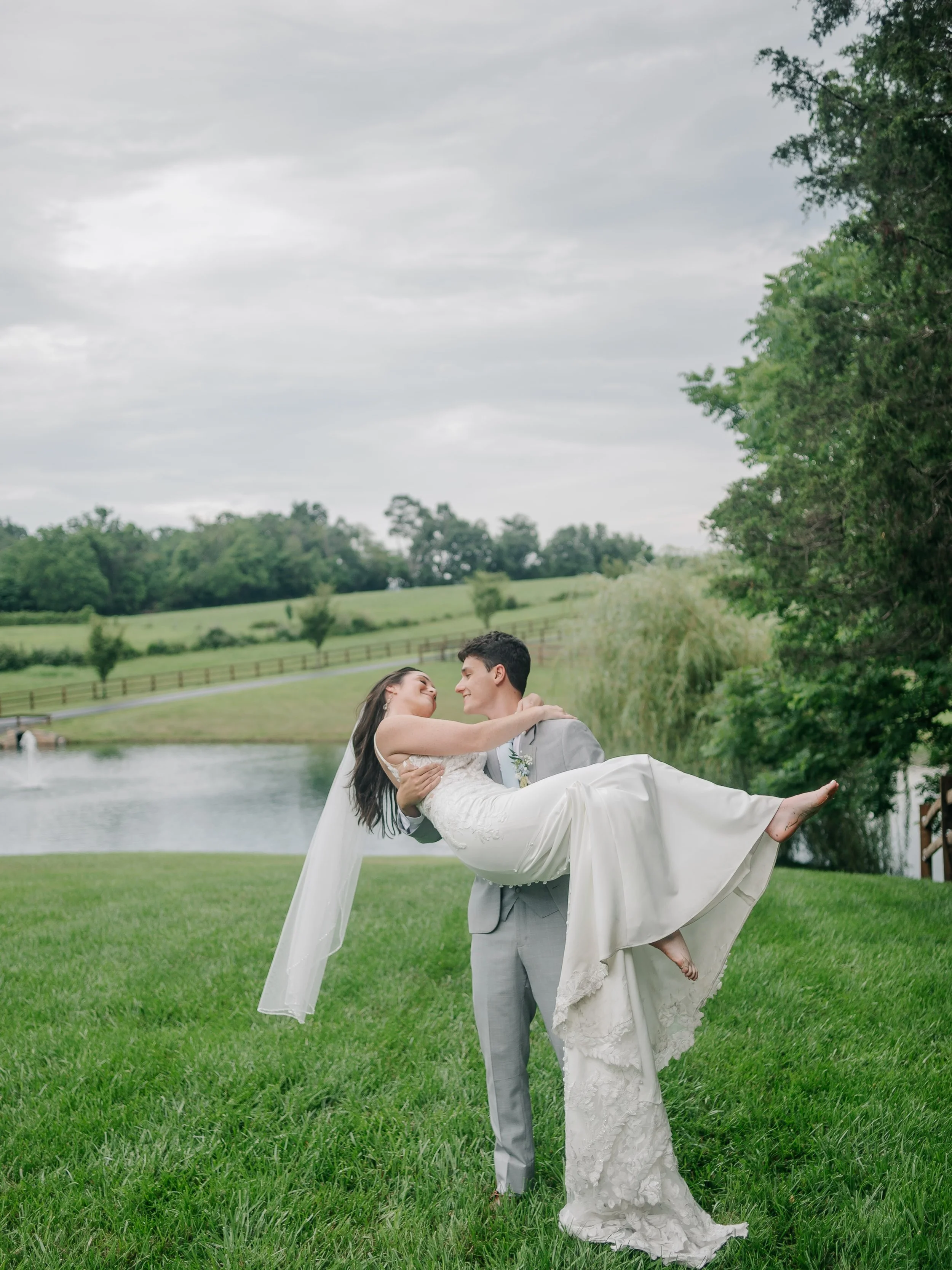 The rain really said: &ldquo;let&rsquo;s see you make this magical&rdquo;-so I did. 
I never shy away from it, instead we embrace it and roll with its curve ball to make your own romantic cinematic masterpiece ✨🥂
G+C thank you for allowing me to wat