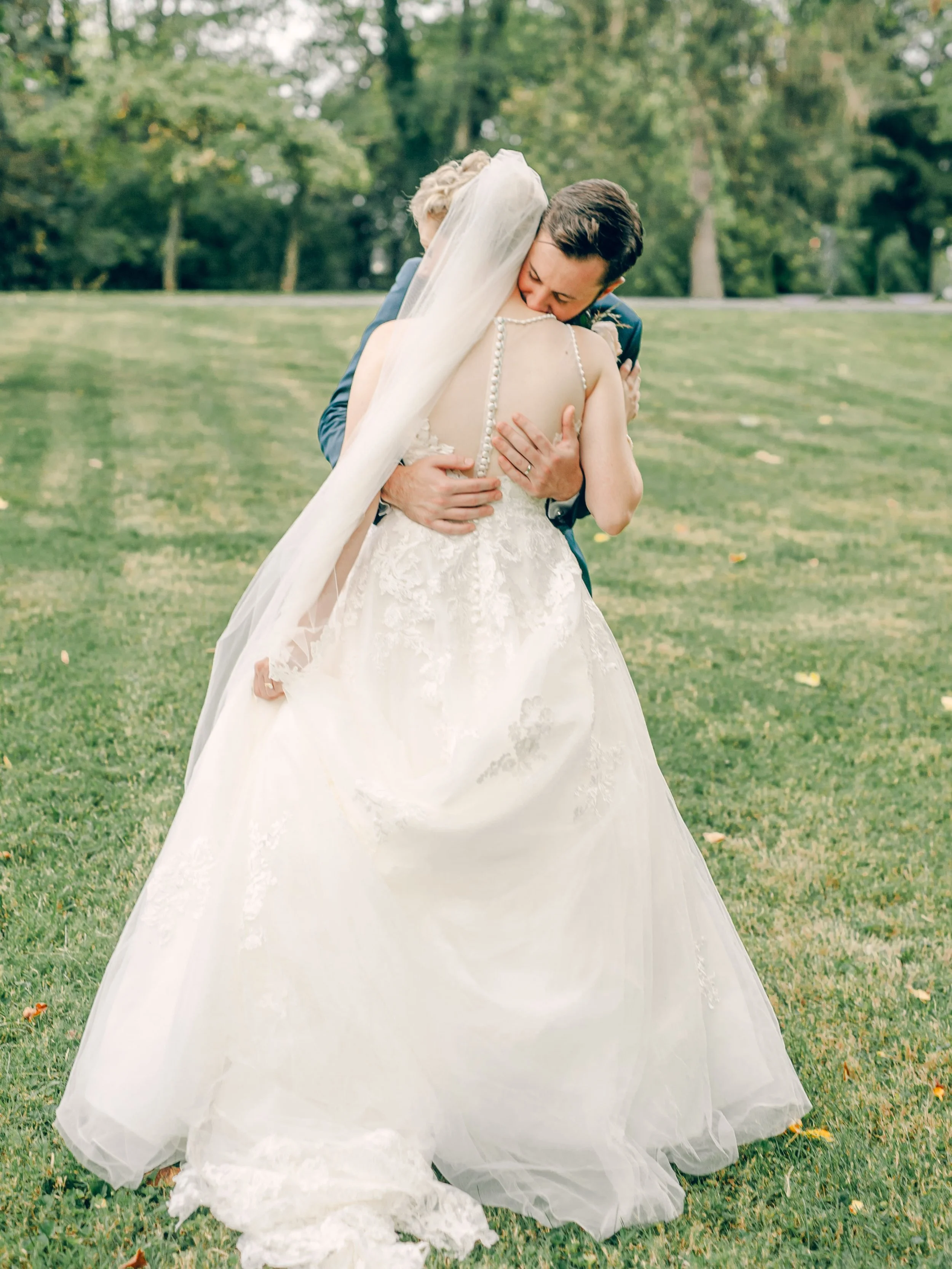 If you want your wedding to feel like this&hellip;
not stiff, not overly posed, not rushed&hellip;
but soft, present, and fully yours 🤍

I photograph my couples in a way that feels natural&mdash;so you can actually live your day instead of performin