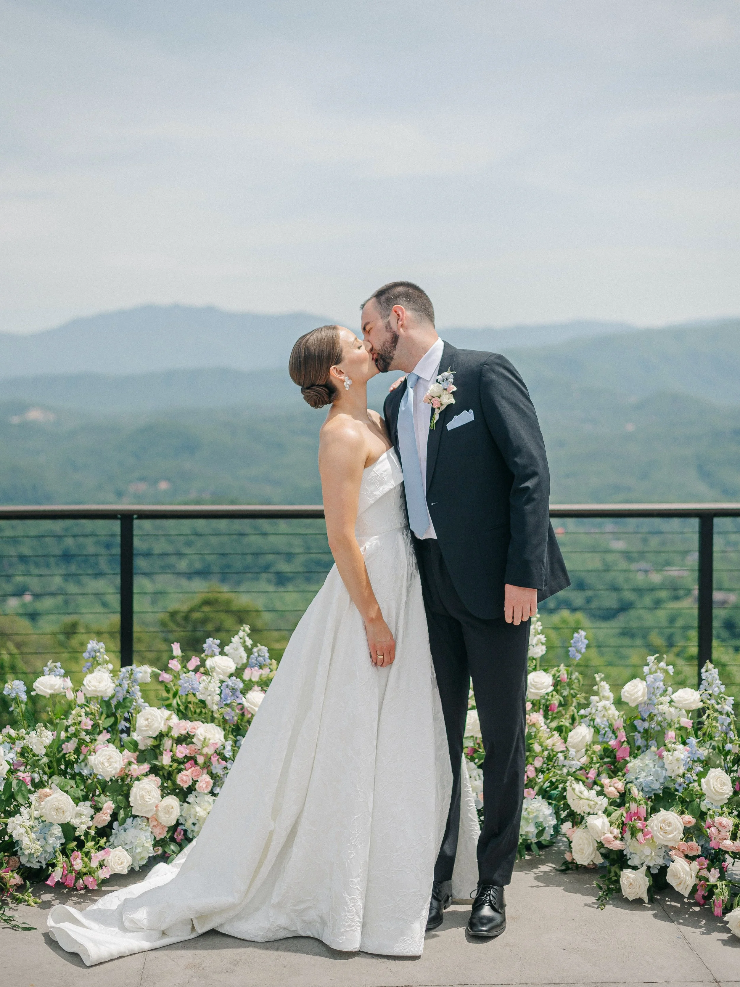 There are weddings you photograph&hellip; and then there are weddings that become a little piece of your heart 🤍

B has supported me for such a long time, and getting to photograph her and N&rsquo;s wedding at The Trillium felt like such a full-circ