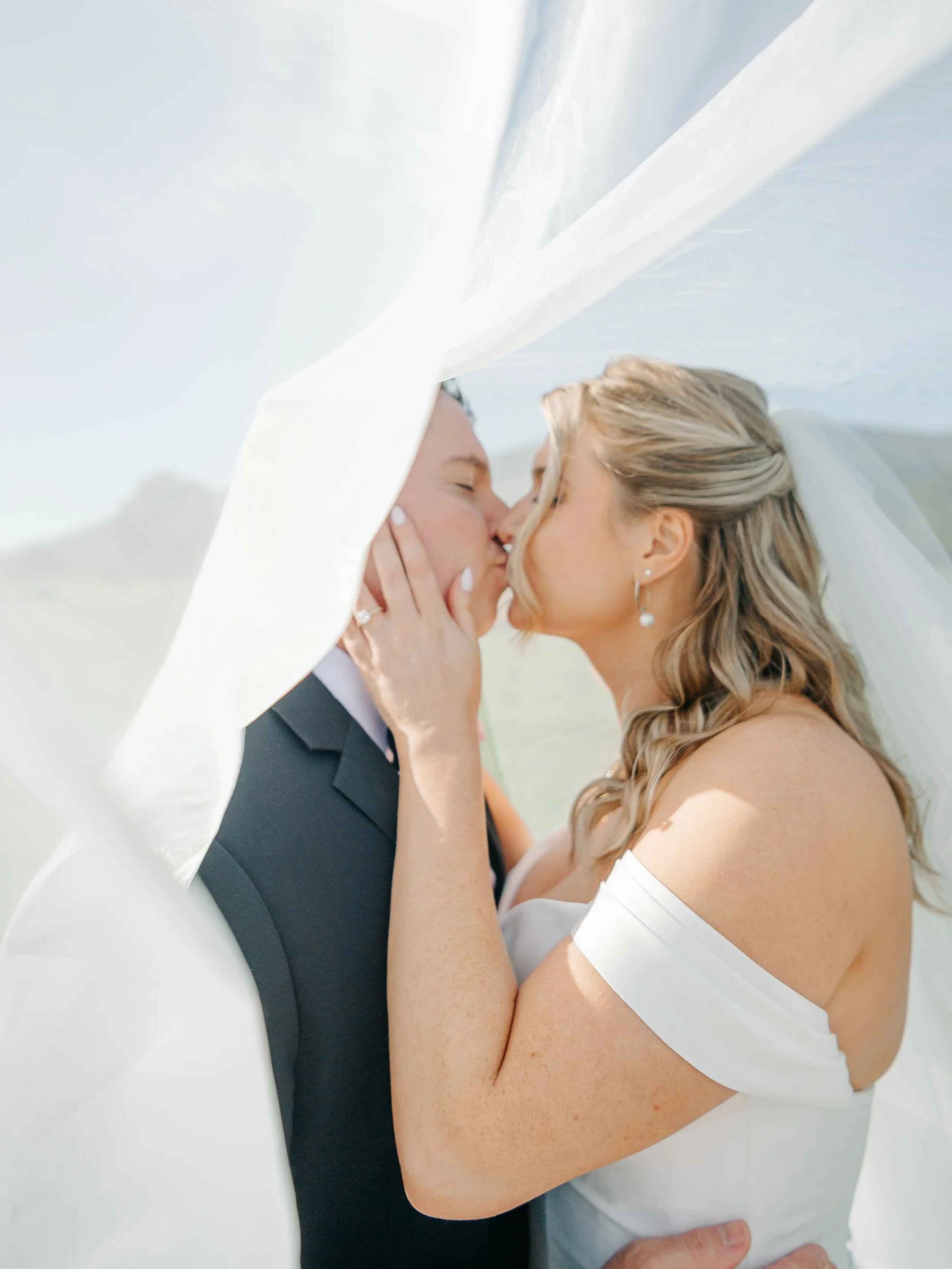 October in Virginia, you have my whole heart. 🍂

The kind of afternoon where the mountains show off, the light turns everything golden, and two people who are absolutely crazy about each other get married in the middle of it all.

Helen &amp; Andy, 
