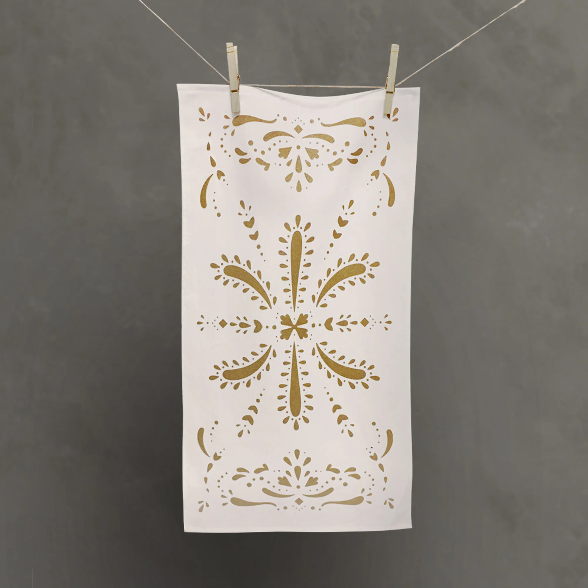 Gold_Hanging_Paisley.jpg
