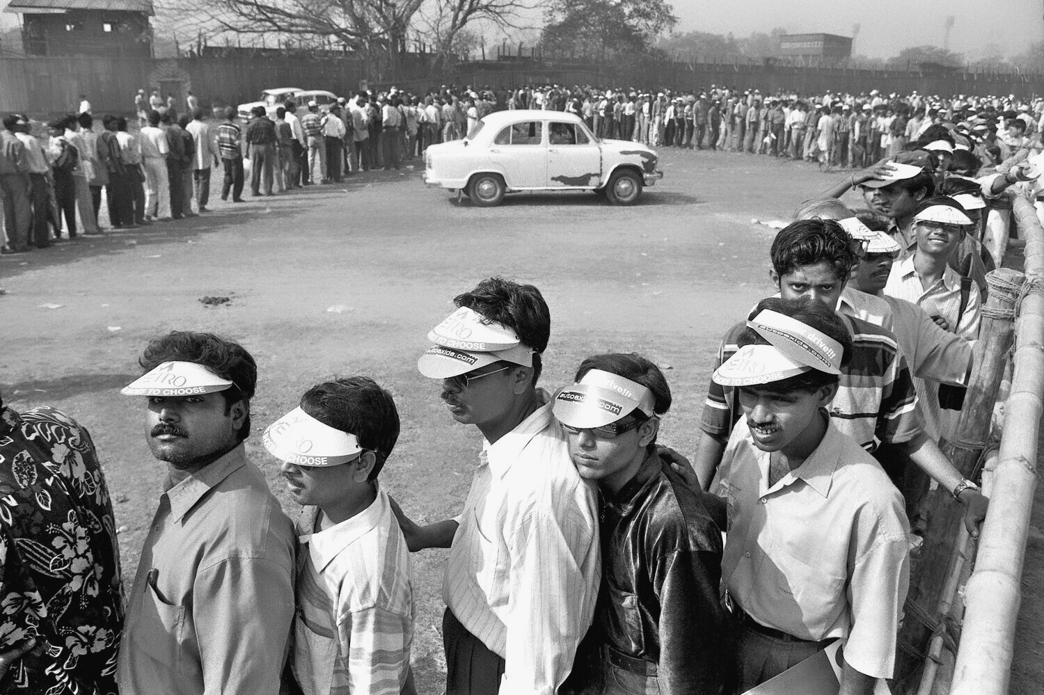 Ticket queue, Kolkata, March 2001
