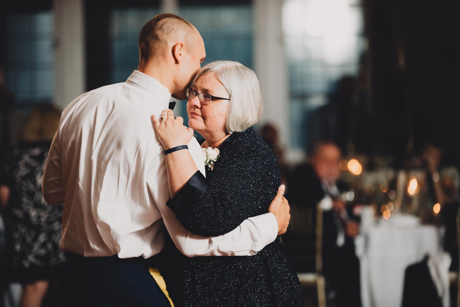 Emily-Eddie-Cincinnati-Rennaissance-Hotel-Wedding-132@2x.jpg