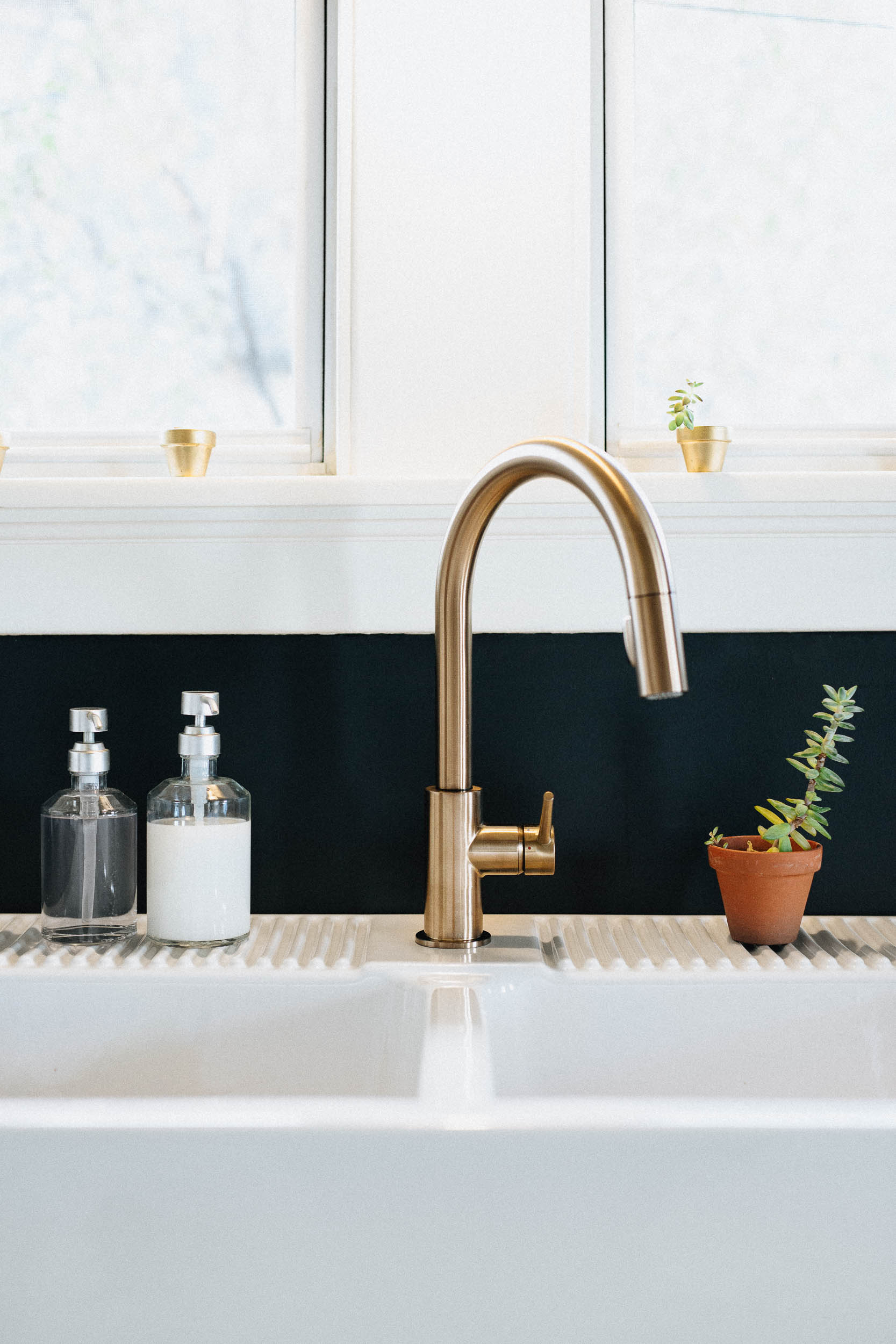 Farmhouse Sink with Gold Faucet