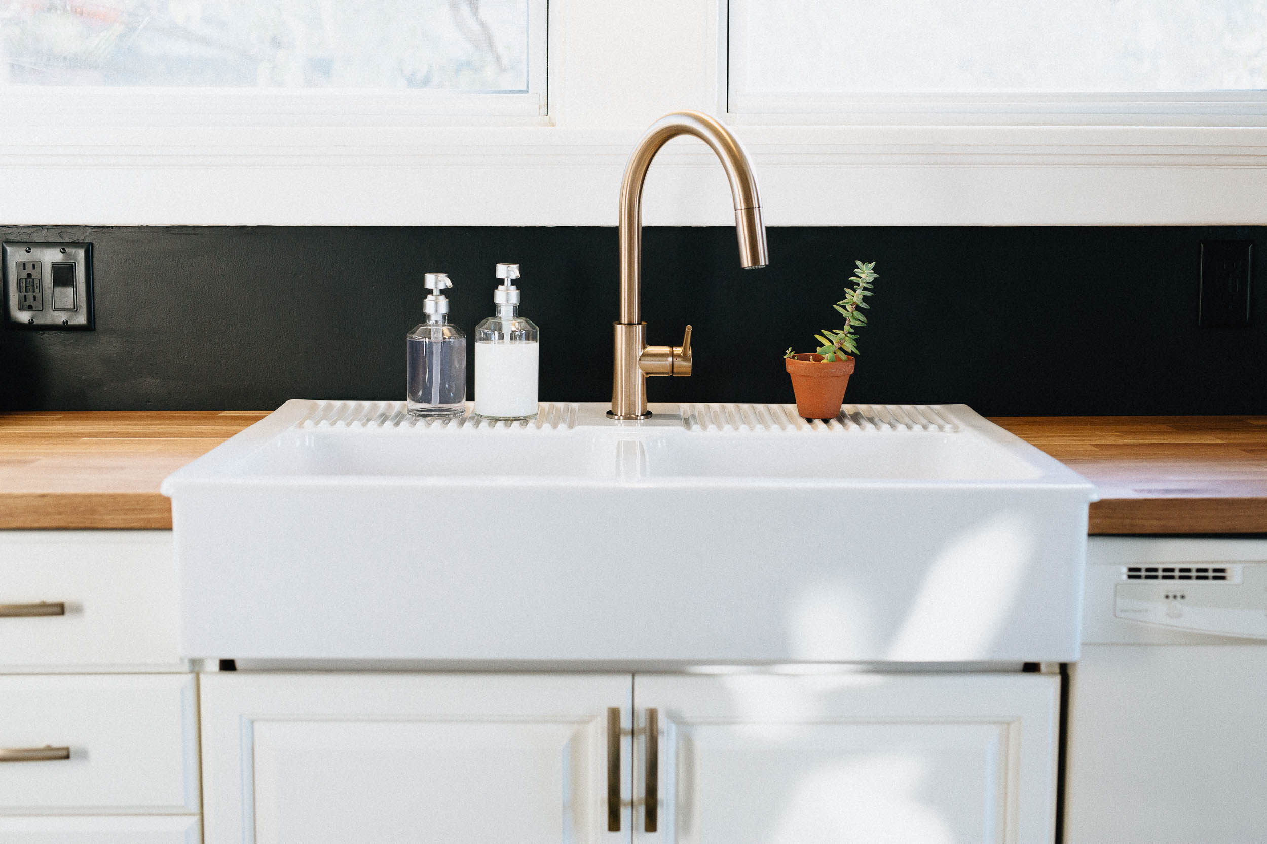 Modern Black and White Kitchen - Farmhouse Sink with Gold Faucet