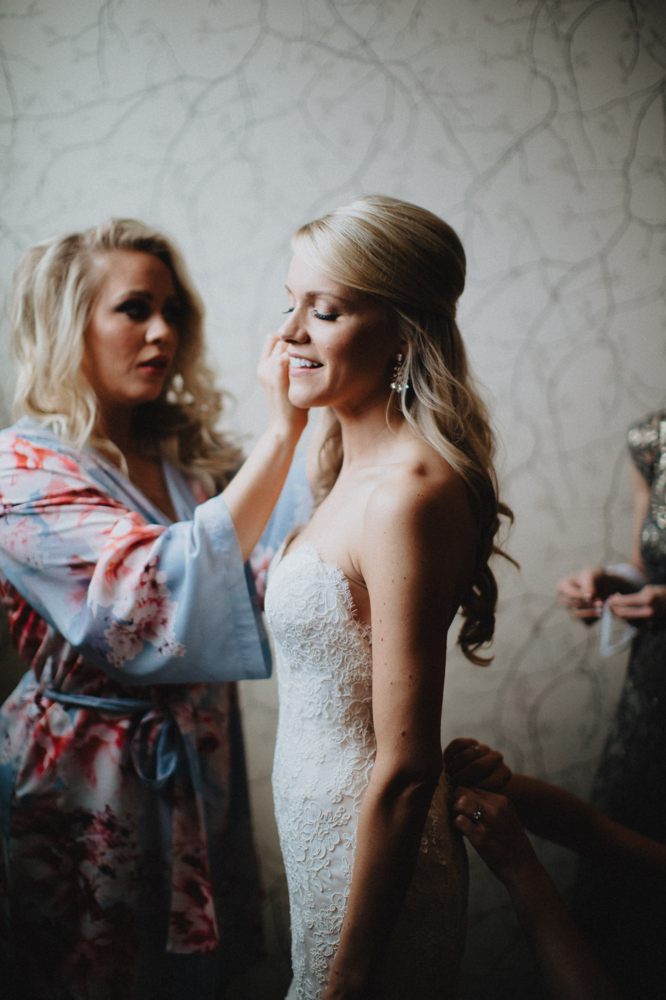 Alana-David-Cleveland-Old-Courthouse-Wedding-042@2x.jpg