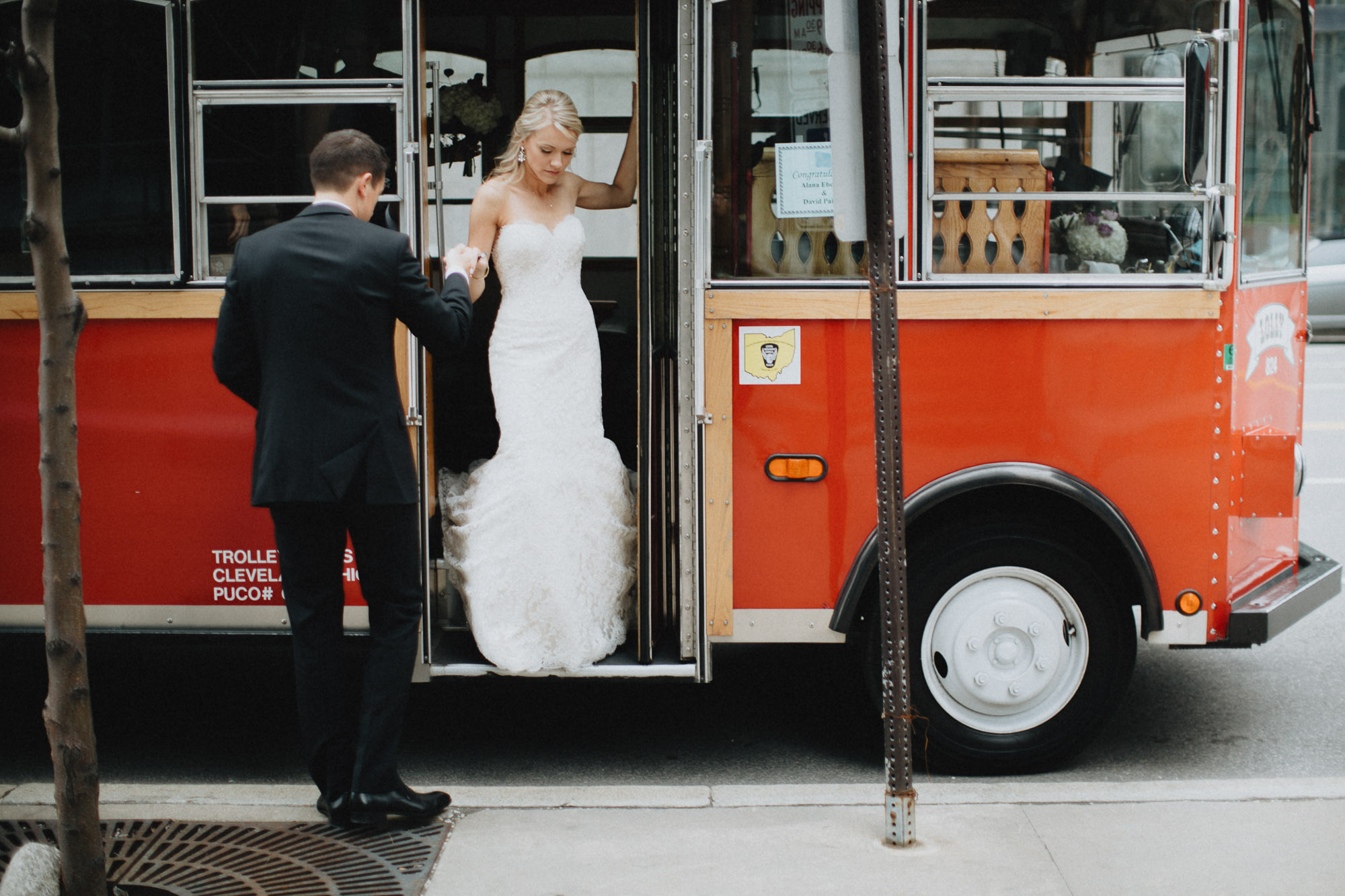 Alana-David-Cleveland-Old-Courthouse-Wedding-074@2x.jpg