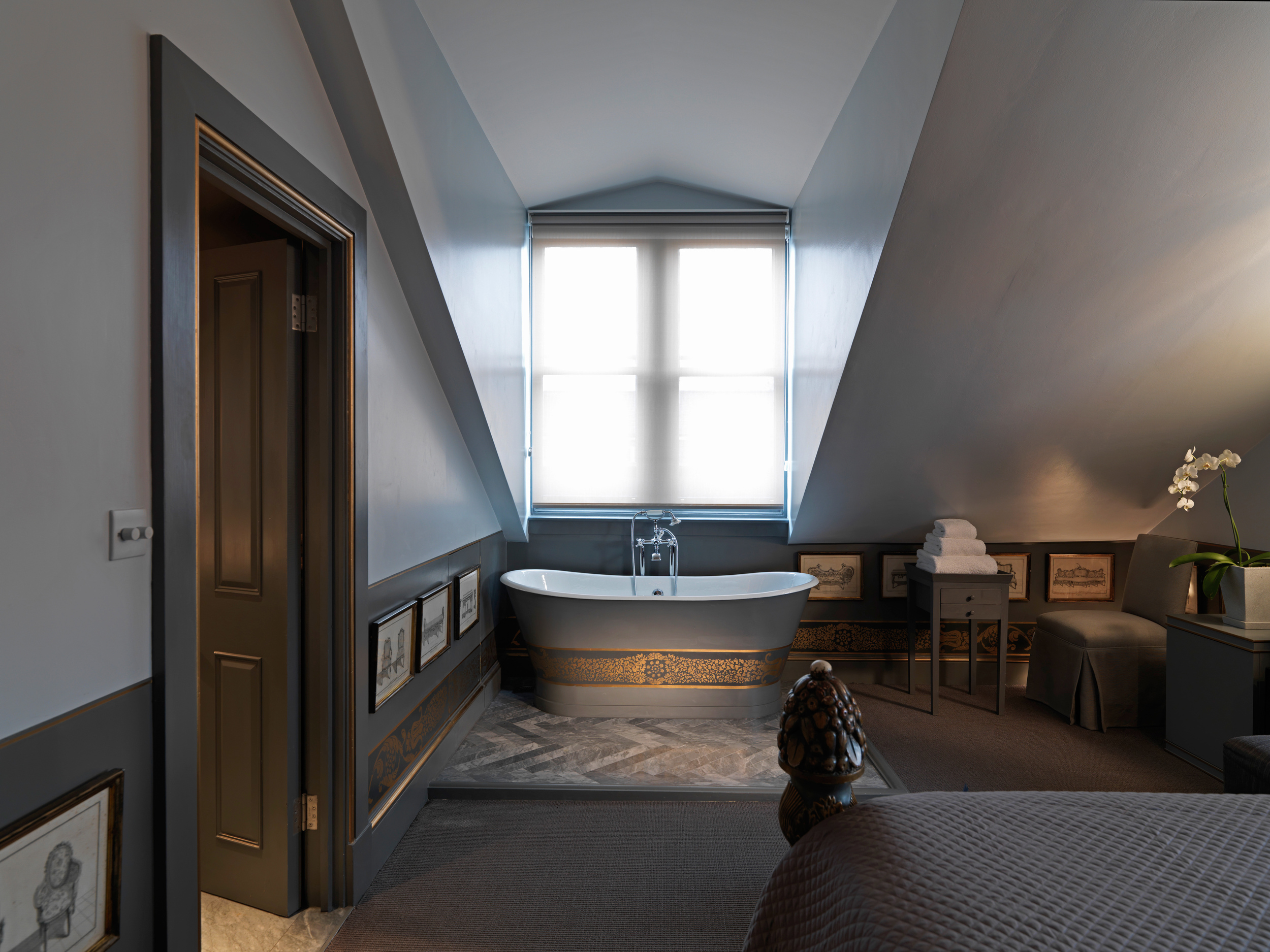 It's London... space is always at a premium... but leave it to celebrated designer Anouska Hempel to keep Blakes hotel perpetually chic since it opened in 1978.