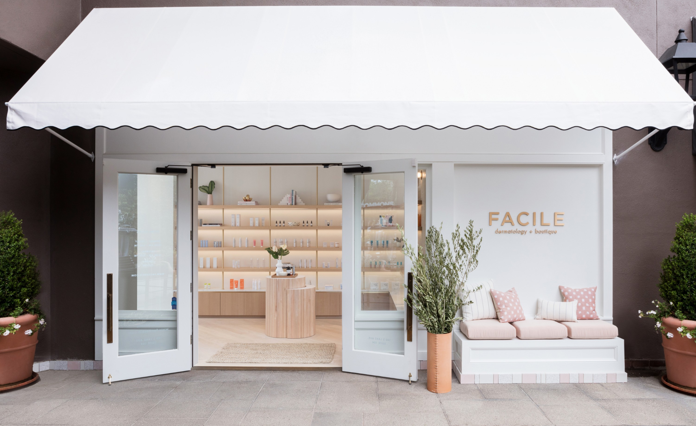  Facile, designed by Studio Life.Style. See inside,  here . Photographer  Stephen Busken  