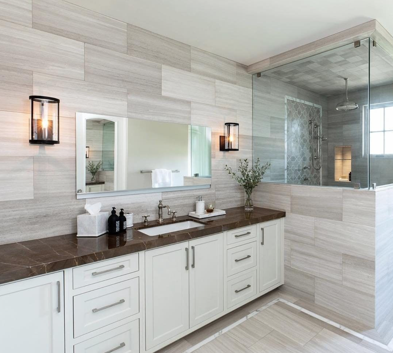 Clean lines and a neutral color palette make this mater bathroom feel expansive and airy. Design by @anneraedesign ; photo by @jenny_siegwart .