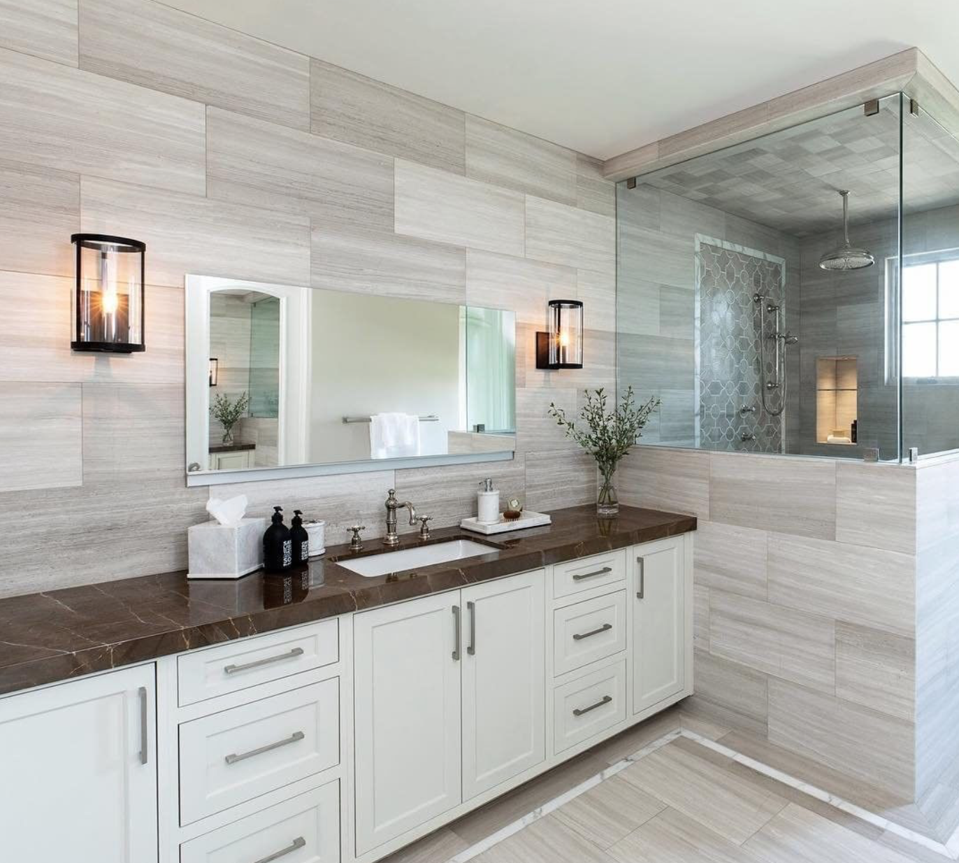  Clean lines and a neutral color palette make this mater bathroom feel expansive and airy. Design by  @anneraedesign ; photo by  @jenny_siegwart . 