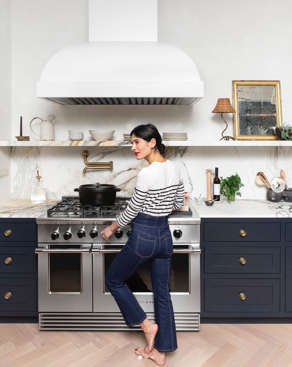  Our 48” Dual Fuel Range stands out as the hero of this kitchen, while the integrated CoolDrawer™ Multi-temperature Drawer and DishDrawer™ Dishwasher hide away behind the beautiful, timeless cabinetry. Architect  @elizabeth_roberts_architecture  Styling  @eyeswoon  ?  @selliottphoto  