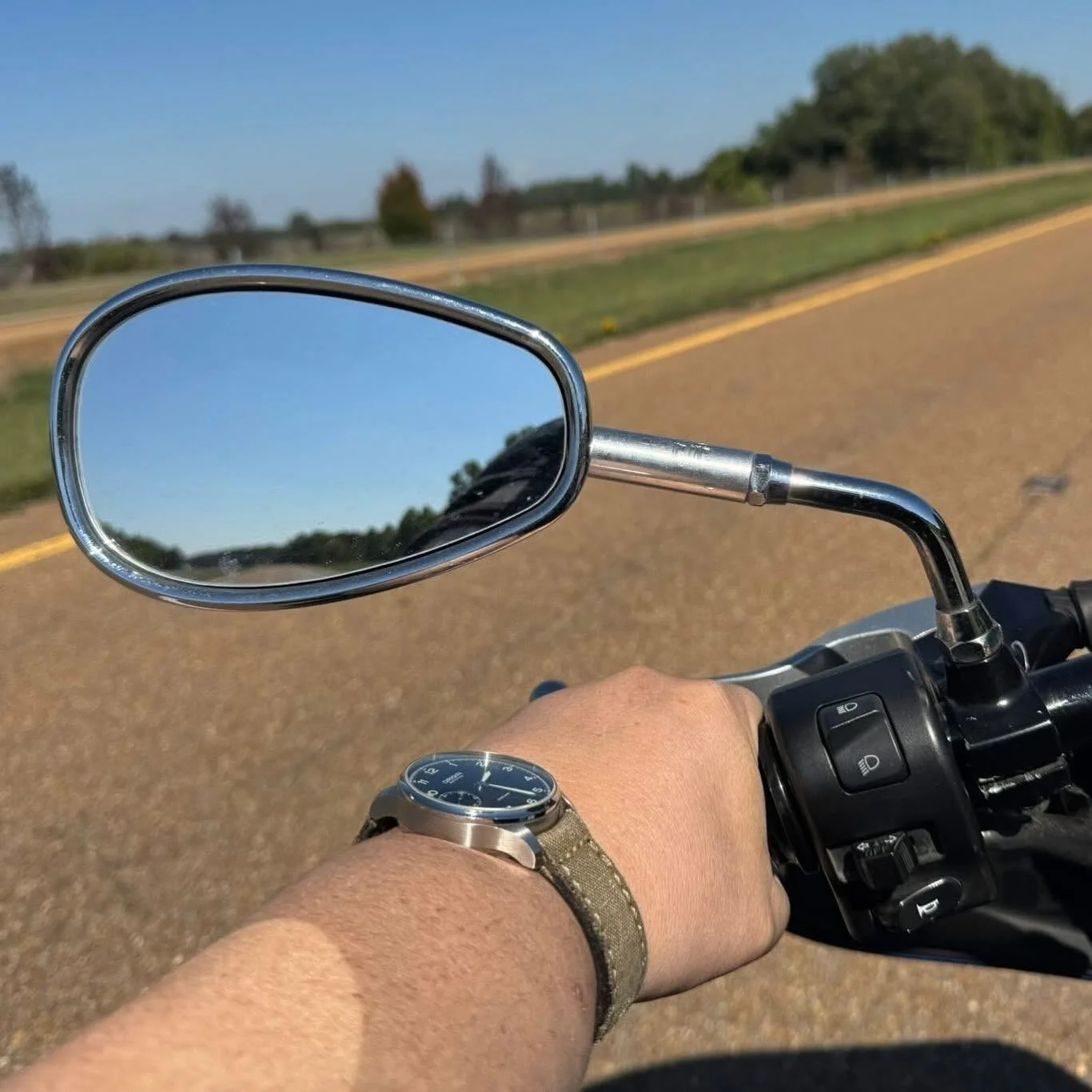 Mr. Cap Byrd, our customer, hits the road with our #vintagefield #watch on his Harley. Great match! Thanks for sharing the pics and experience!

#originwatchco #microbrand #horology #watchmaking #watchmaker #timepiece #watchesandbikes #manualwound #m