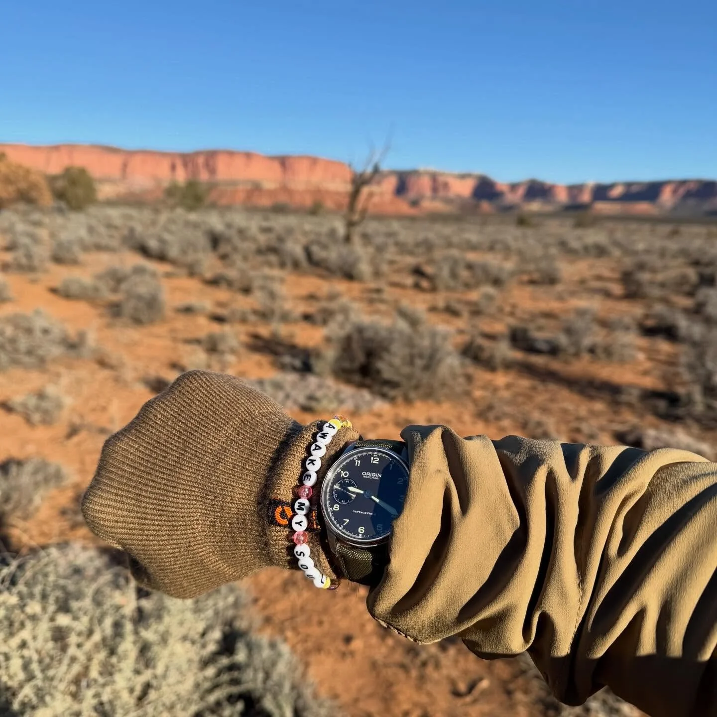 Time slows down out here. Sunrise on the wrist, red rock on the horizon, and a time to #awakemysoul #originwatchco #mumfordandsons 

#fieldwatch #microbrand #mechanicalwatch #wotd #watchmaker #watchmaking #manualwinding #manualwound #handcranker #hor