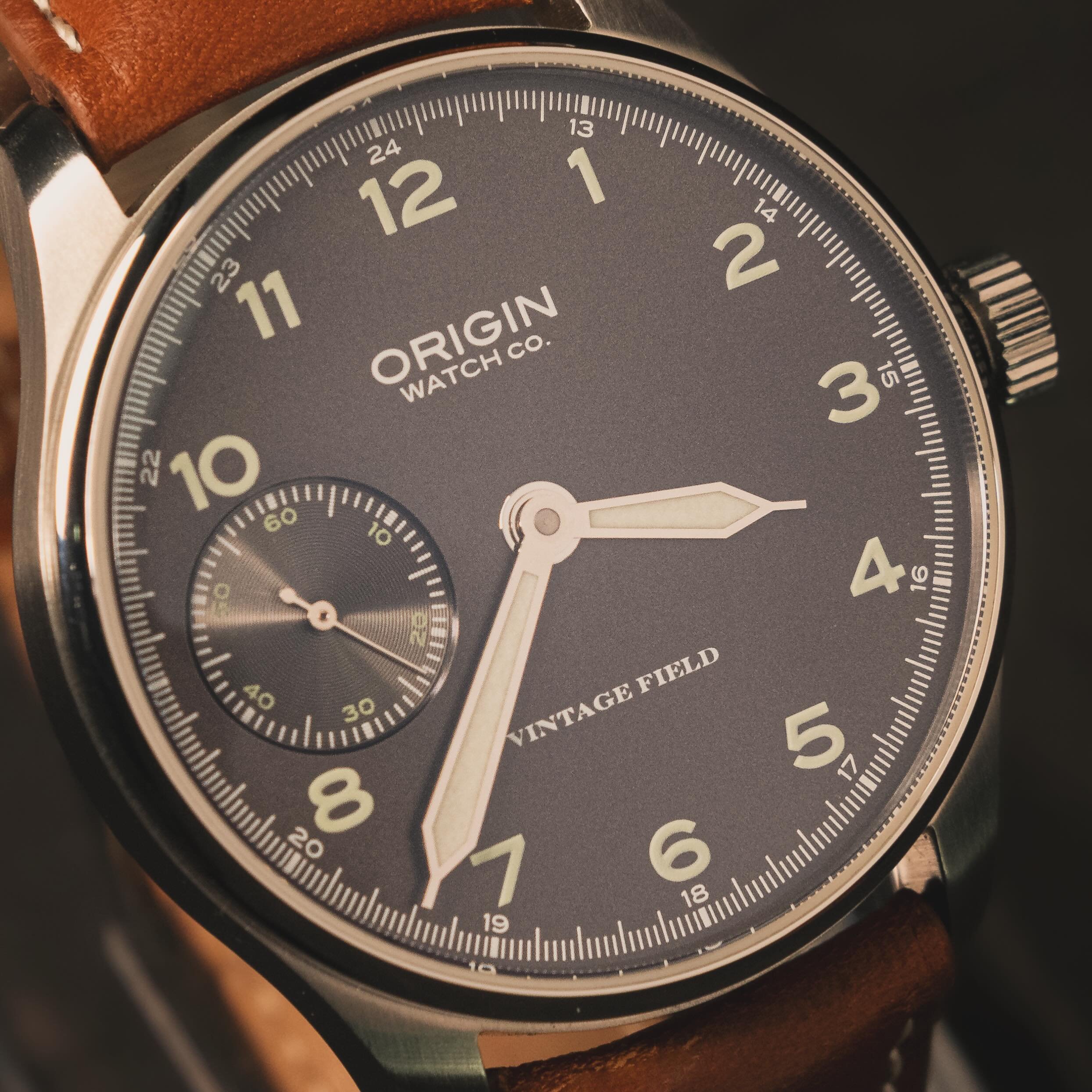 Tru vintage vibes from our #vintagefieldwatch - clean design of the open dial, balanced proportions of the well-lumed numerals and sword style hands that lead your eyes to see exactly what time it is. #originwatchco #watchmaking #microbrand #handwind
