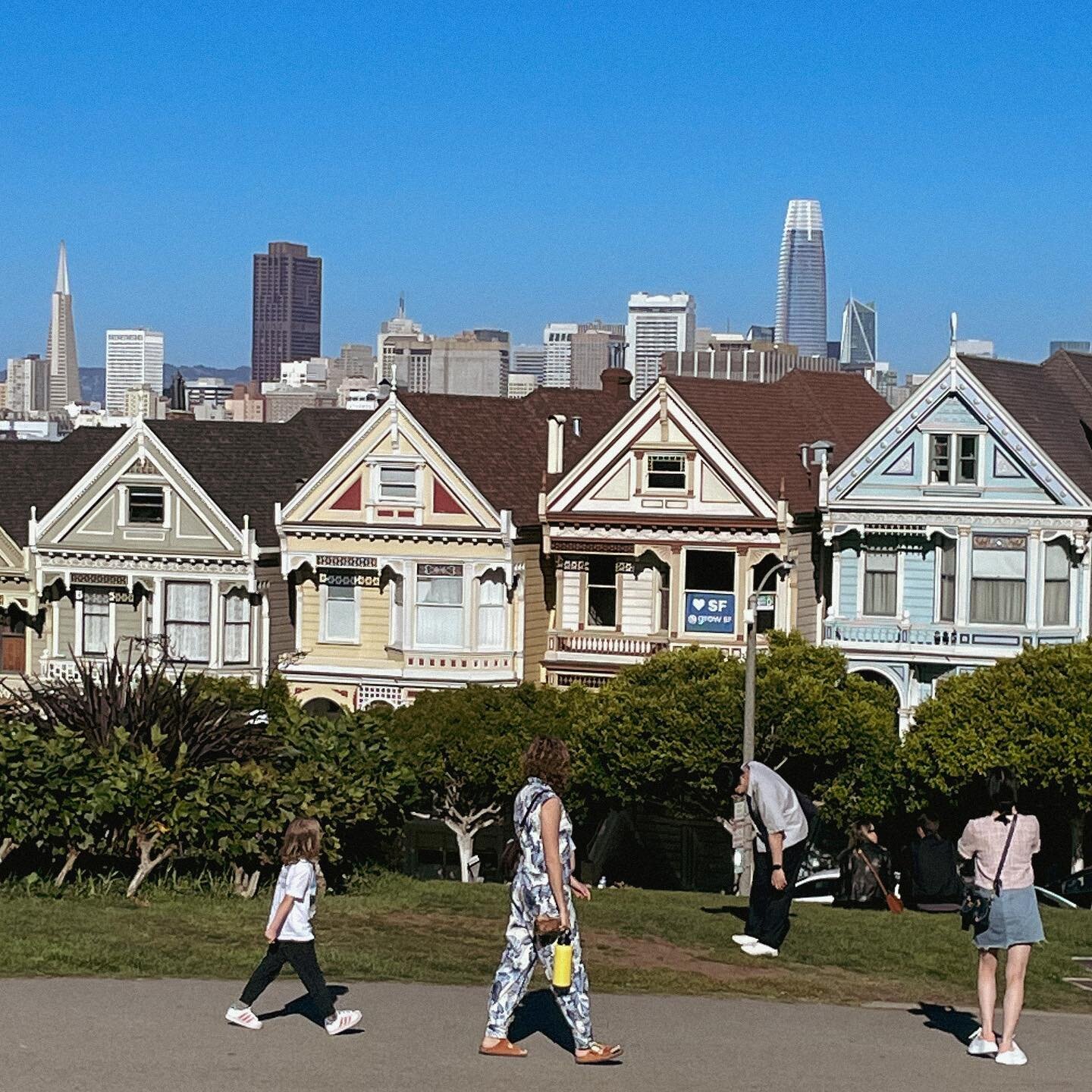 lower haight
.
.
.
.
.
.
#RicohGR3
#28mm
#SanFrancisco
#LowerHaight
#PaintedLadies
#grist 
#grsnaps 
#スナップ 
#fall
#モノクロ　
#TheCity
#Victorian
#白黒写真 
#VSCO
#鉄塔 
#散歩
#California