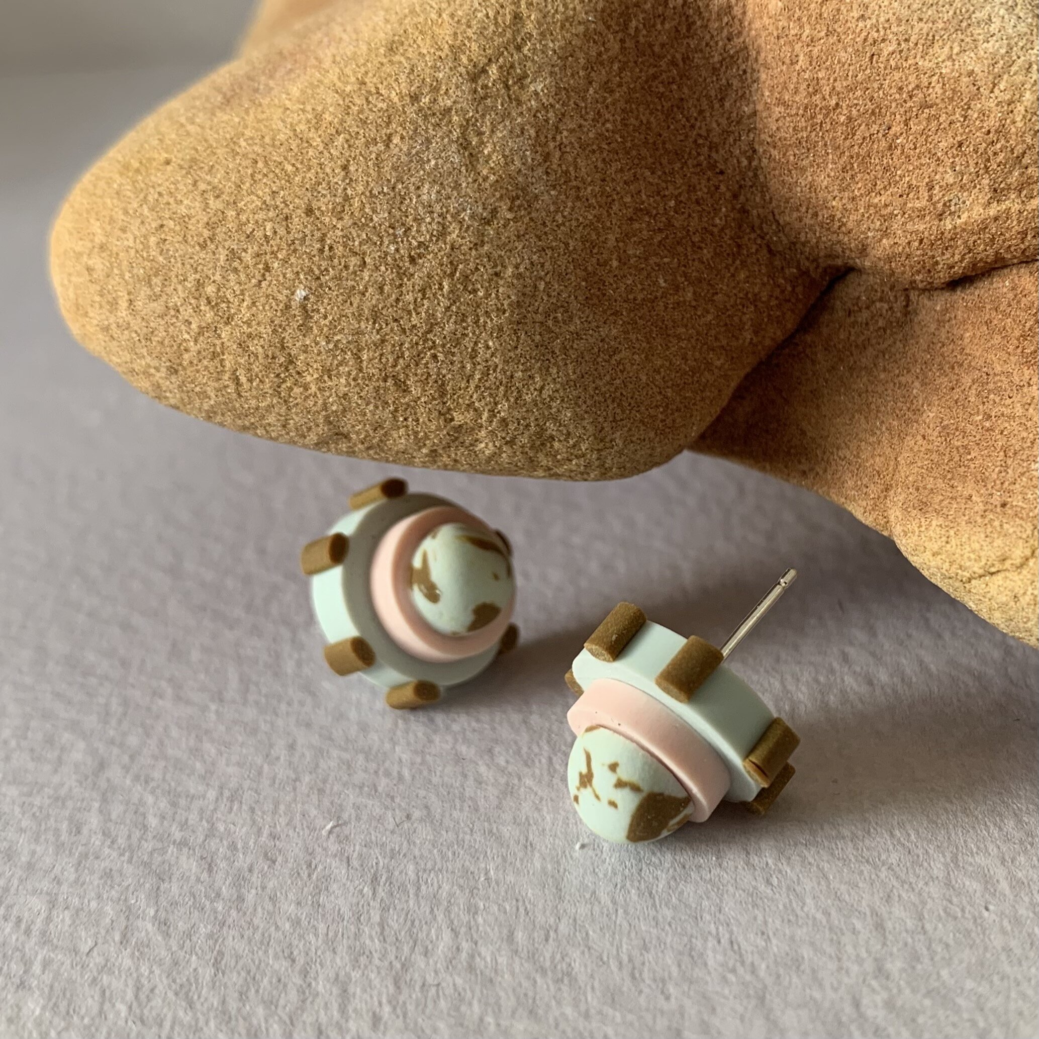 kate trouw deco studs brown