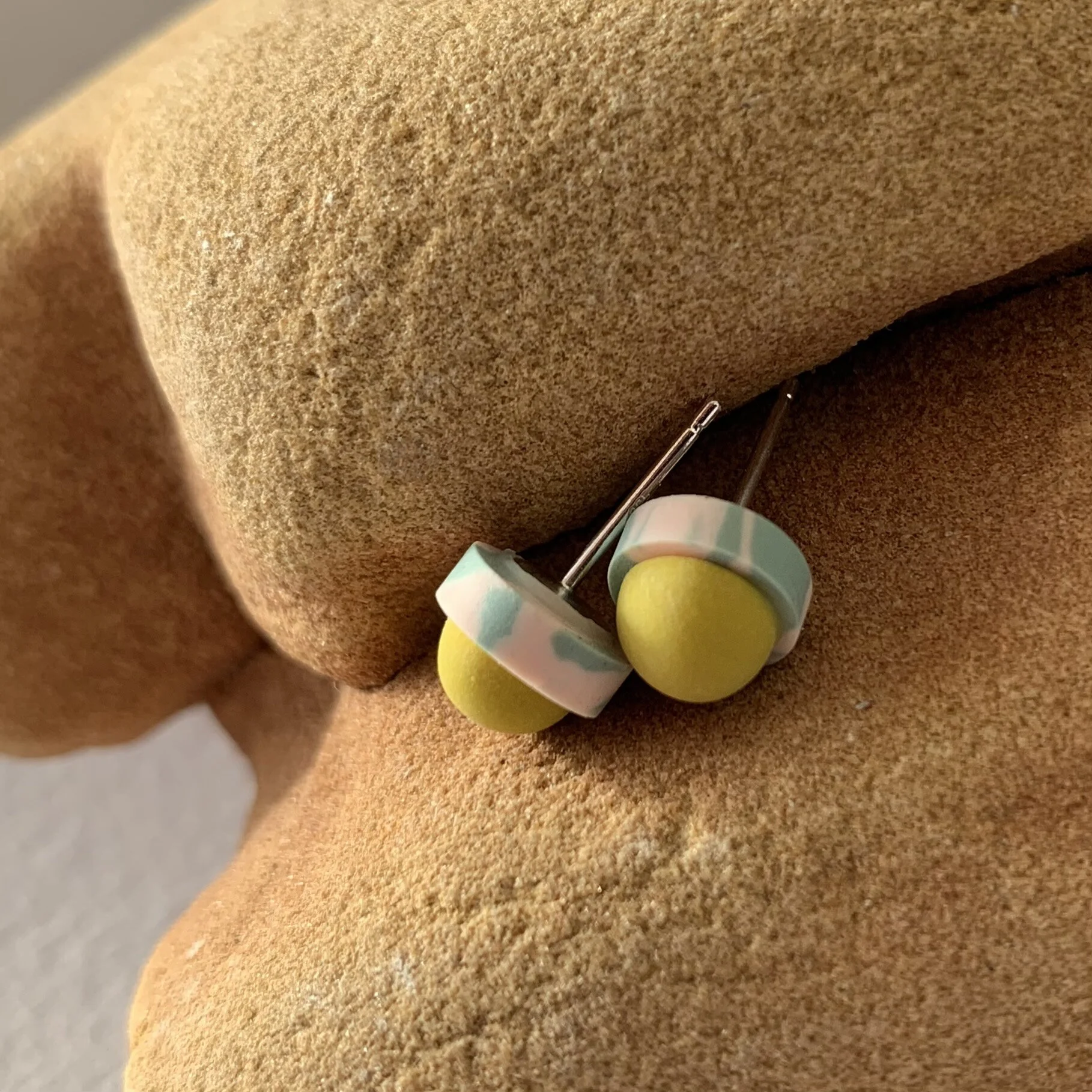 kate trouw dome studs