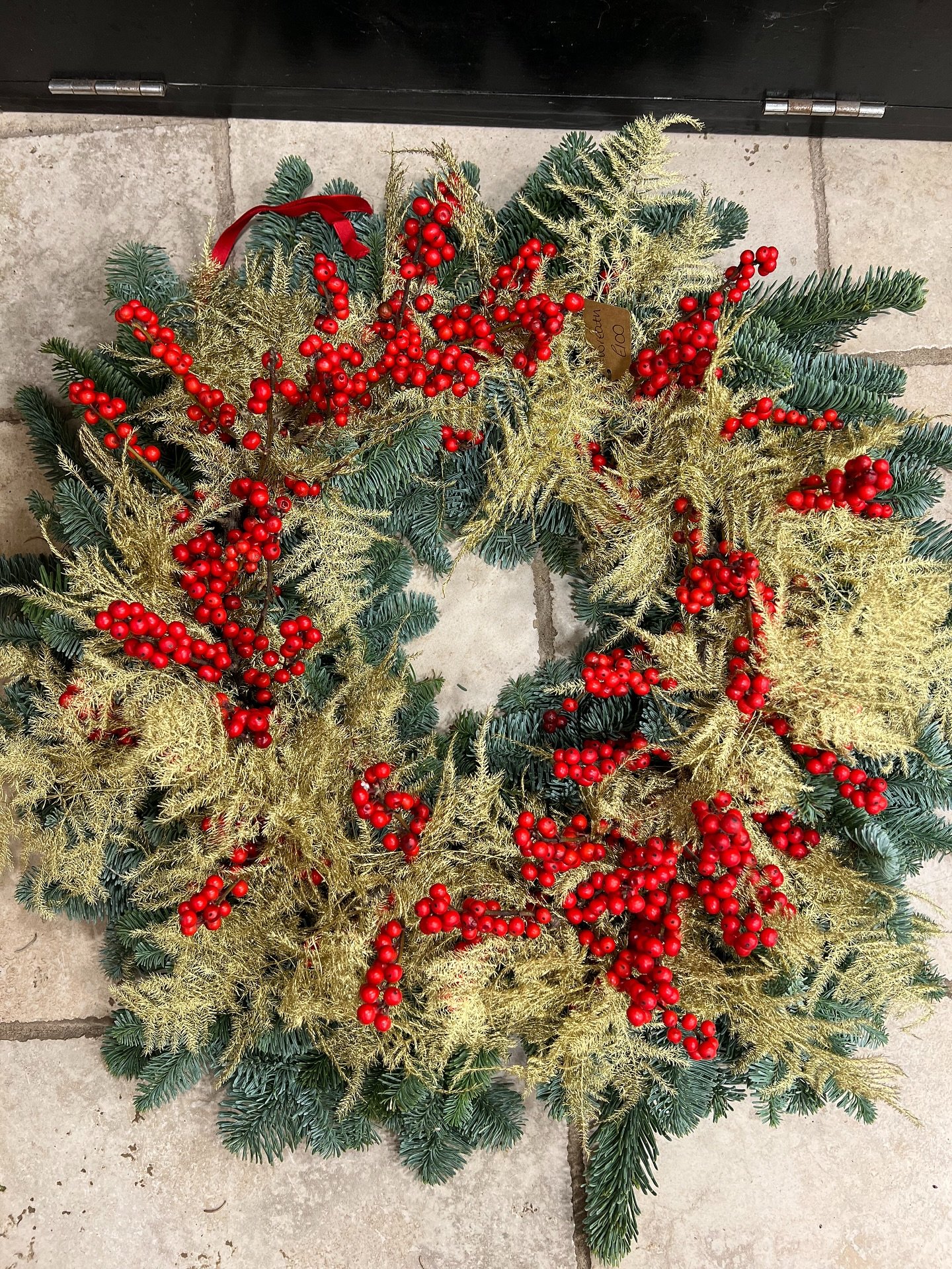 Wreaths available in the shop 🔔 lots more being created over the next week! 🌿

#littlechalfont #floristatchristmas #flowershop #christmaswreath #wreaths #festivewreaths #amersham #handmadewreaths