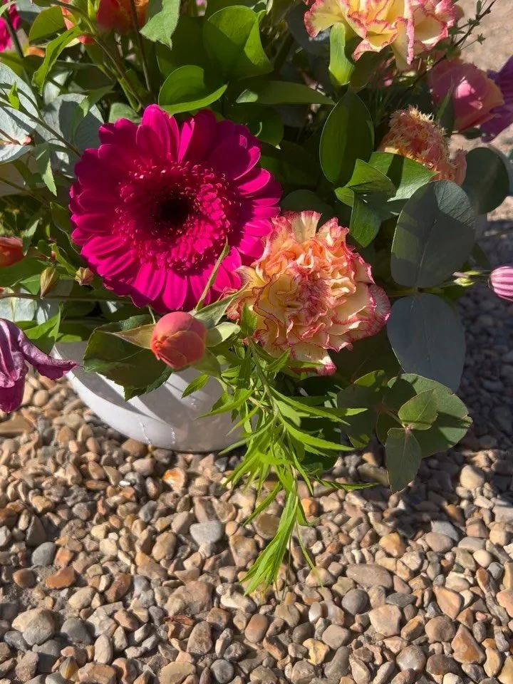 Some recent table arrangements in joyful, colourful Spring flowers🌿

Let me know if you&rsquo;re hosting this weekend and need flowers !🌷🌸🌼

#littlechalfont #amershamflorist #springflowers #springtablearrangements