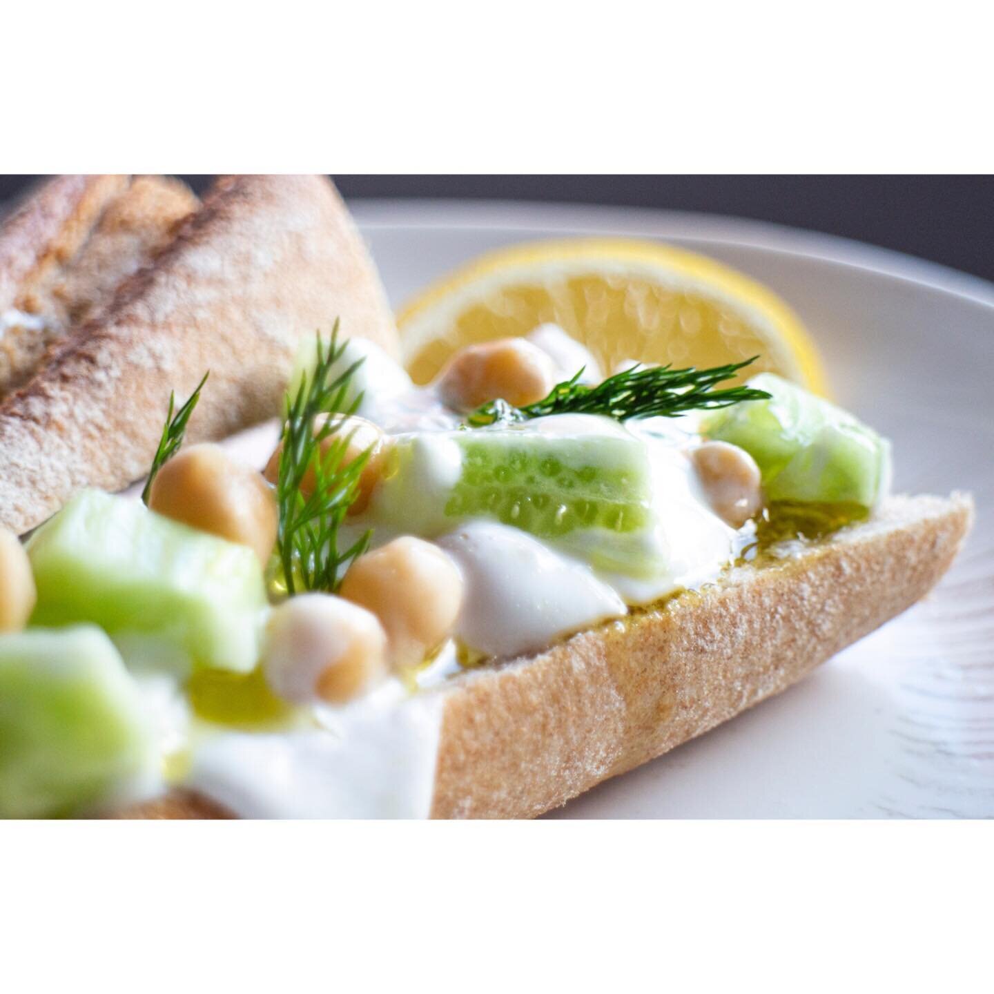 Did you think of plain yoghurt as a base for a savory spread? 🤗🥛

Here with chickpeas, cucumbers, dill, lemon and olive oil on sourdough bread it was quite amazing! 🥖🥒💚

It&rsquo;s going to be part of the &ldquo;No Cook Cookbook&rdquo; coming up