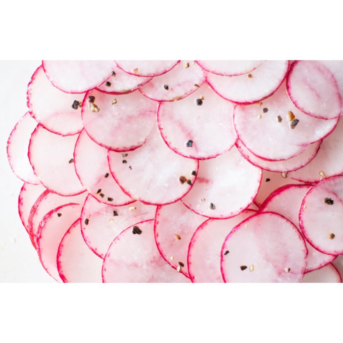 Bringing joy to the plate with these pretty pink radishes. 💕💗🌸

⚪️ Radishes are a good source of vitamin C. 
⚪️ They are part of the cruciferous family (like broccoli, cauliflower, kale...)
⚪️ I love to prepare them like a carpaccio, with a little