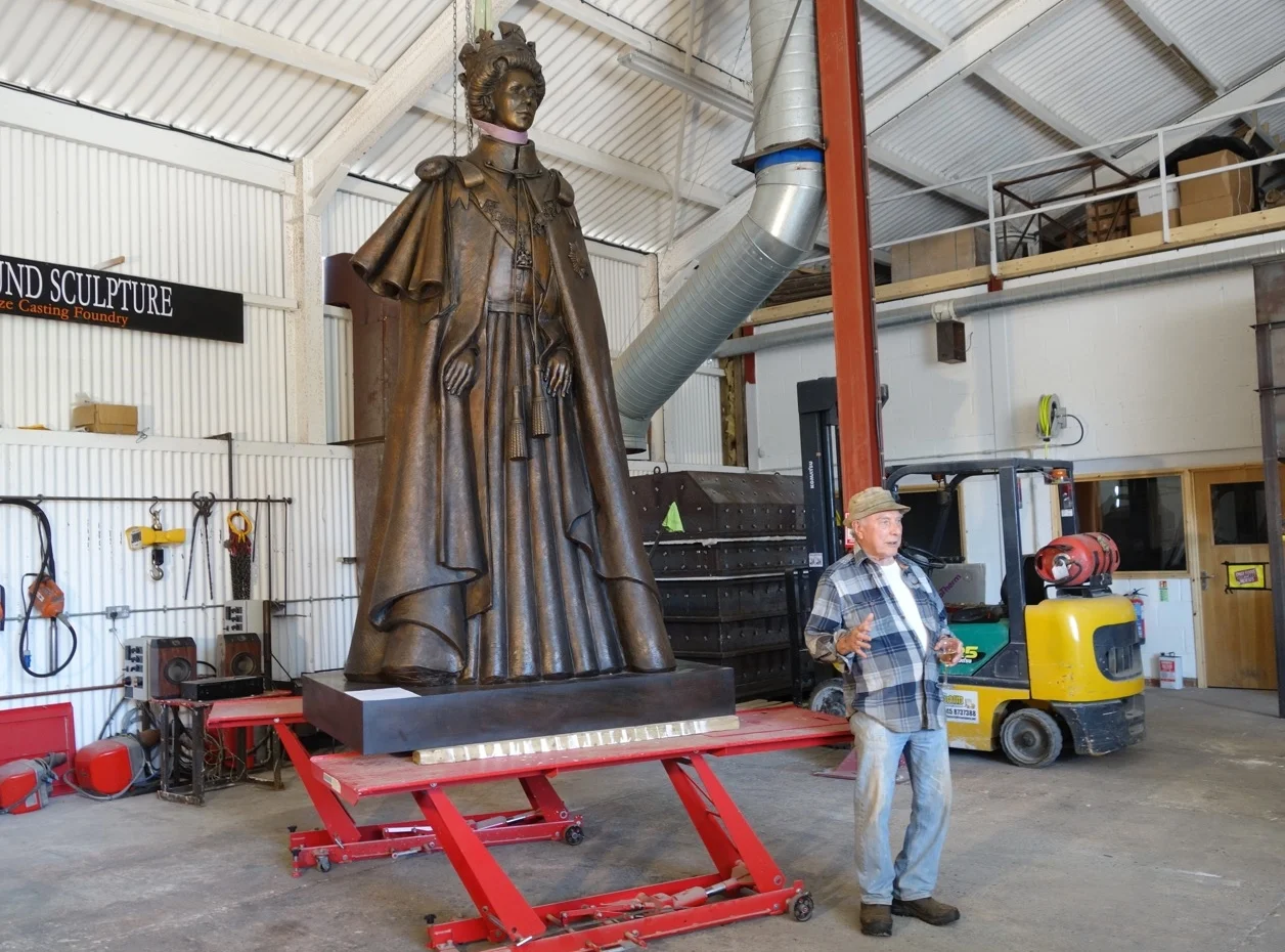 The Queen and The Sculptor (England)