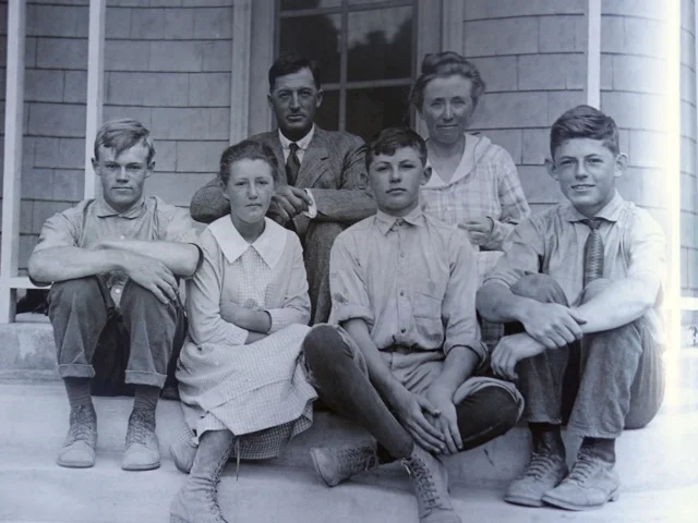  Jane, her brothers, and her parents in 1914.