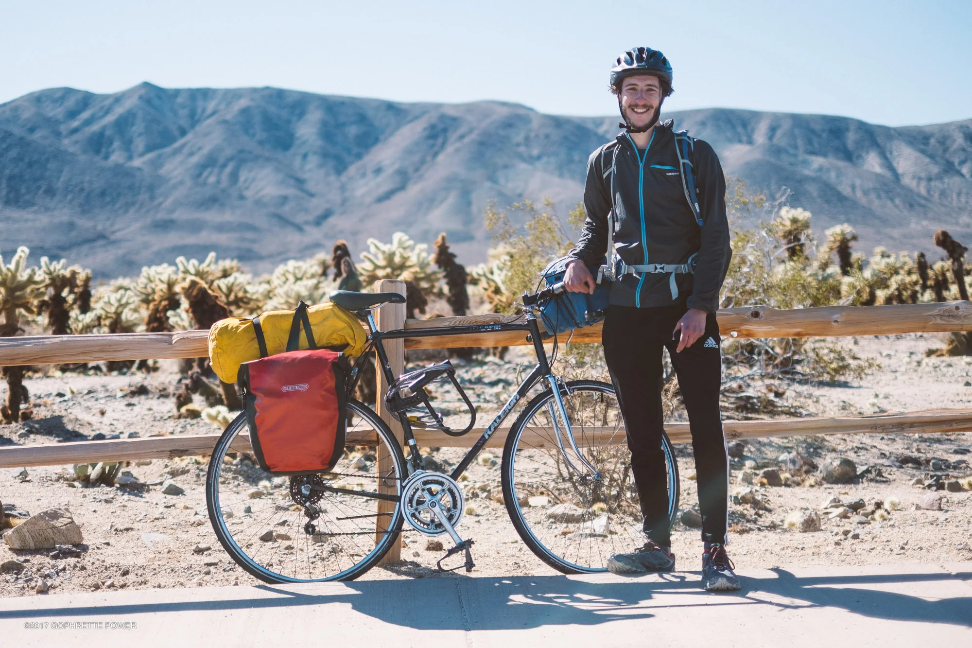 Scott Zimmer et son vélo sur le stationnement du Cholla Garden Cactus.
